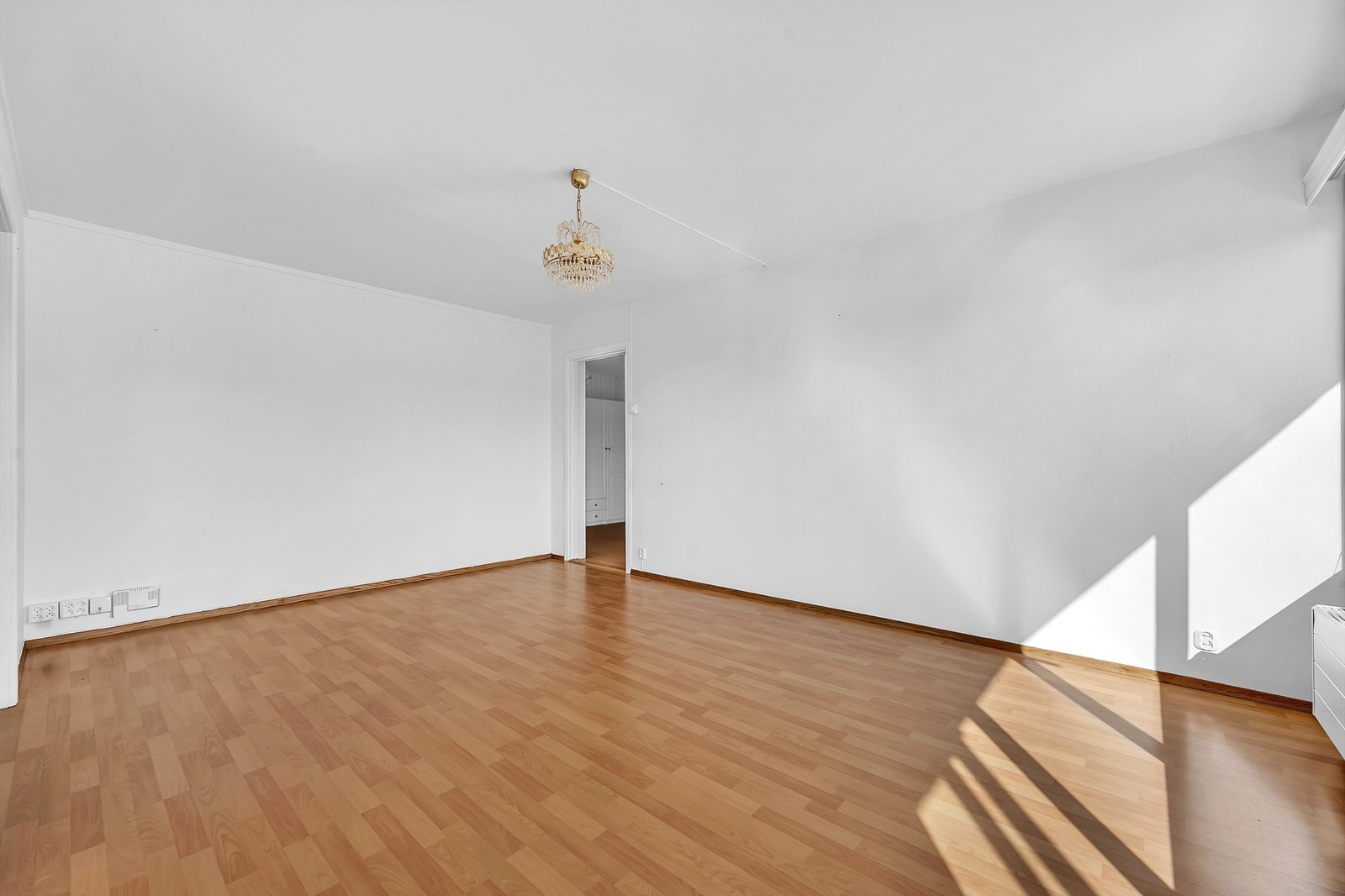 Stuen er romslig og kan enkelt innredes etter eget behov og personlig stil med blant annet en sofagruppe med tilhørende salongbord. Galleribilde