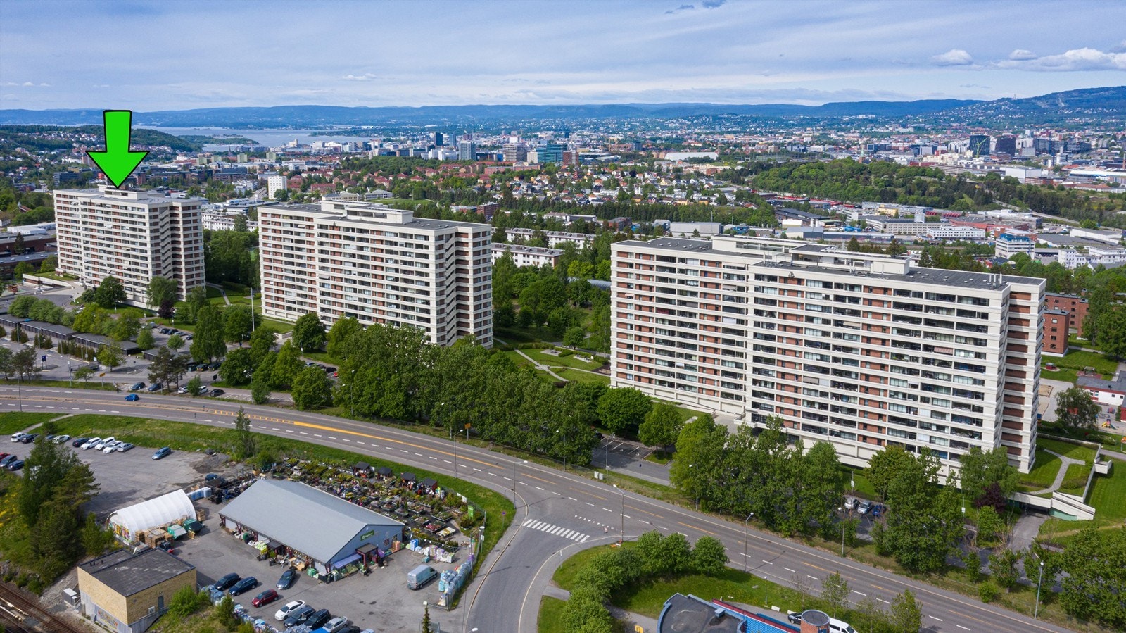 Nåkkves vei 5 ligger sentralt til med nærhet til marka, offentlig transport, skole, barnehager og diverse forretninger. Galleribilde