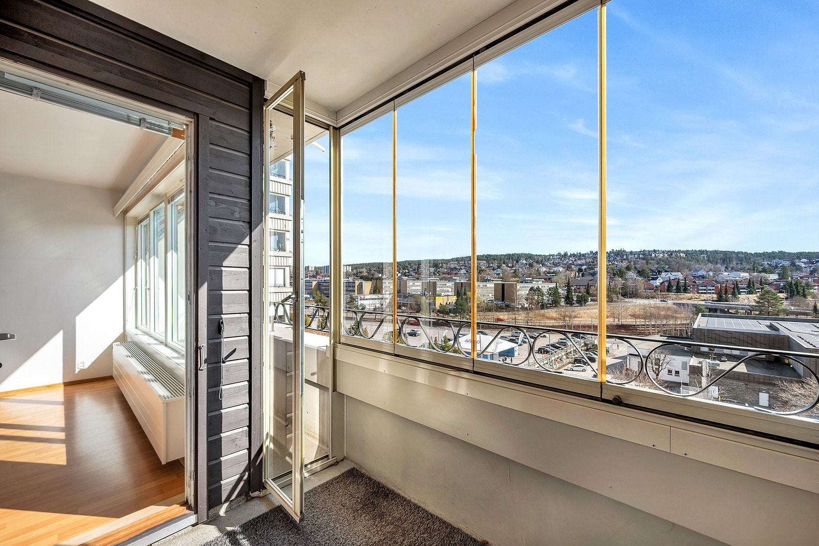 Sydøstvendt, innglasset balkong på 4 kvm Galleribilde