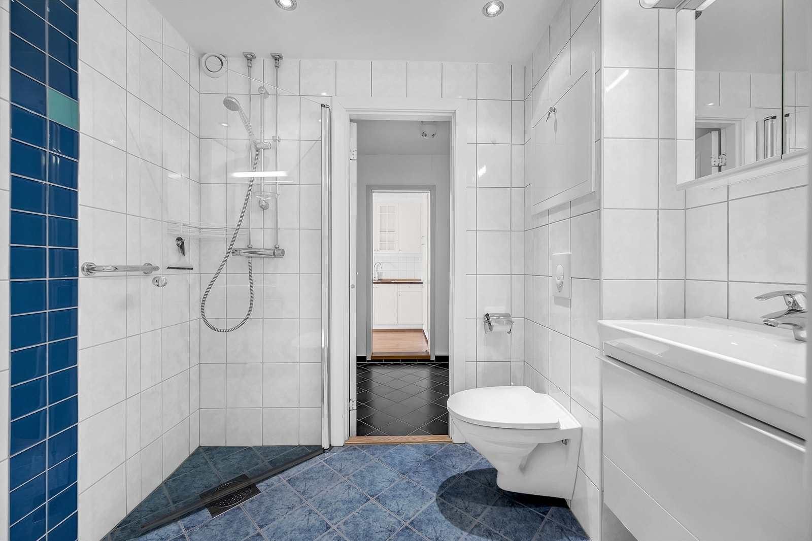 Flislagt bad pusset opp i regi av borettslaget i 2009. Gulvvarme. Baderomsinnredningen består av vegghengt servantinnredning med skuffer og ovenpåliggende servant. Galleribilde