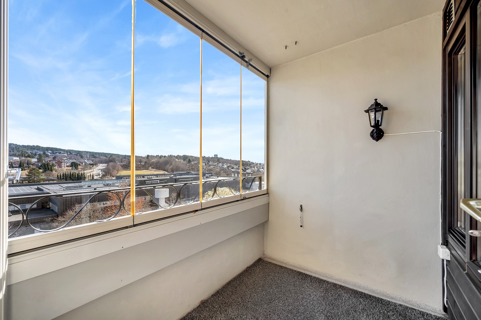 Den innglassede balkongen føles ut som en naturlig forlengelse av stuen, spesielt på sommerstid. Galleribilde