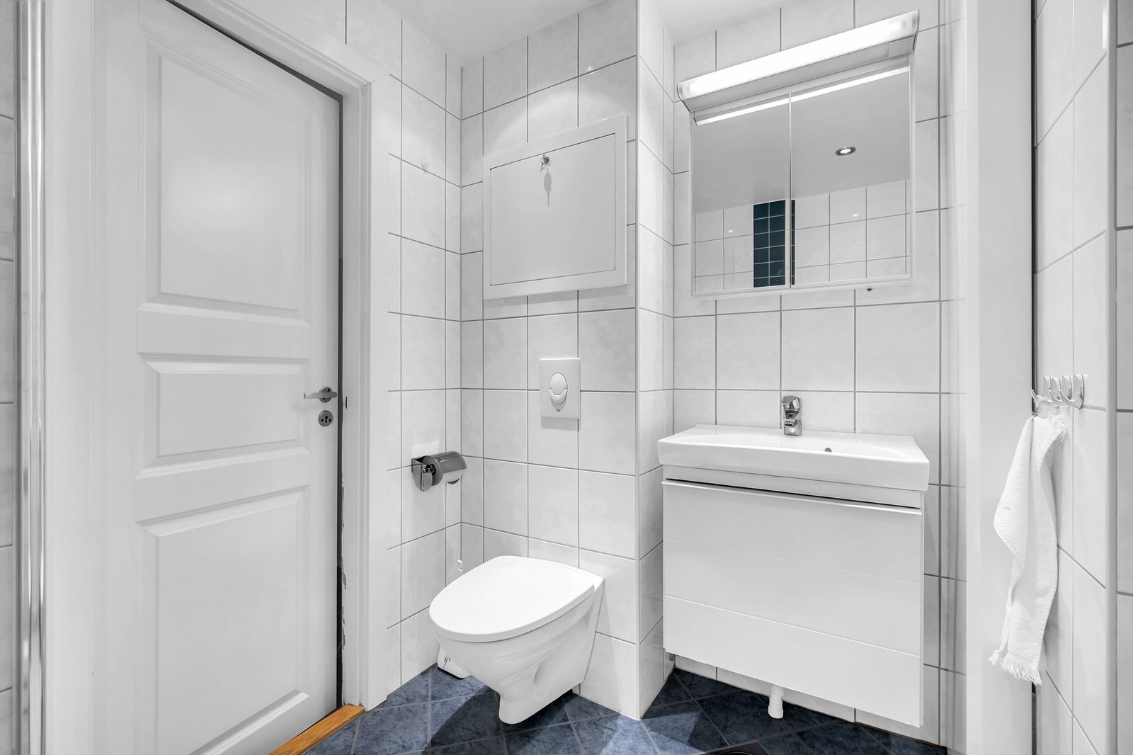 Over servanten er det et praktisk speilskap med overlys og stikkontakt. Galleribilde