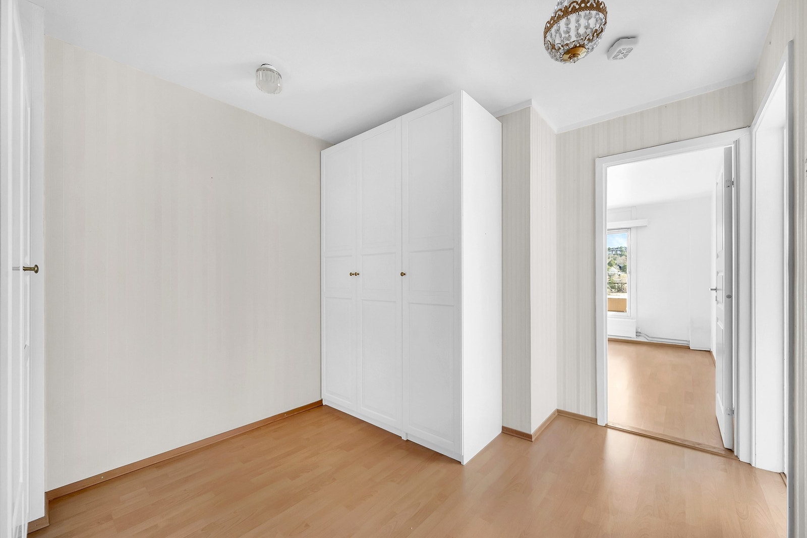 Leiligheten er malt i lyse farger. Galleribilde