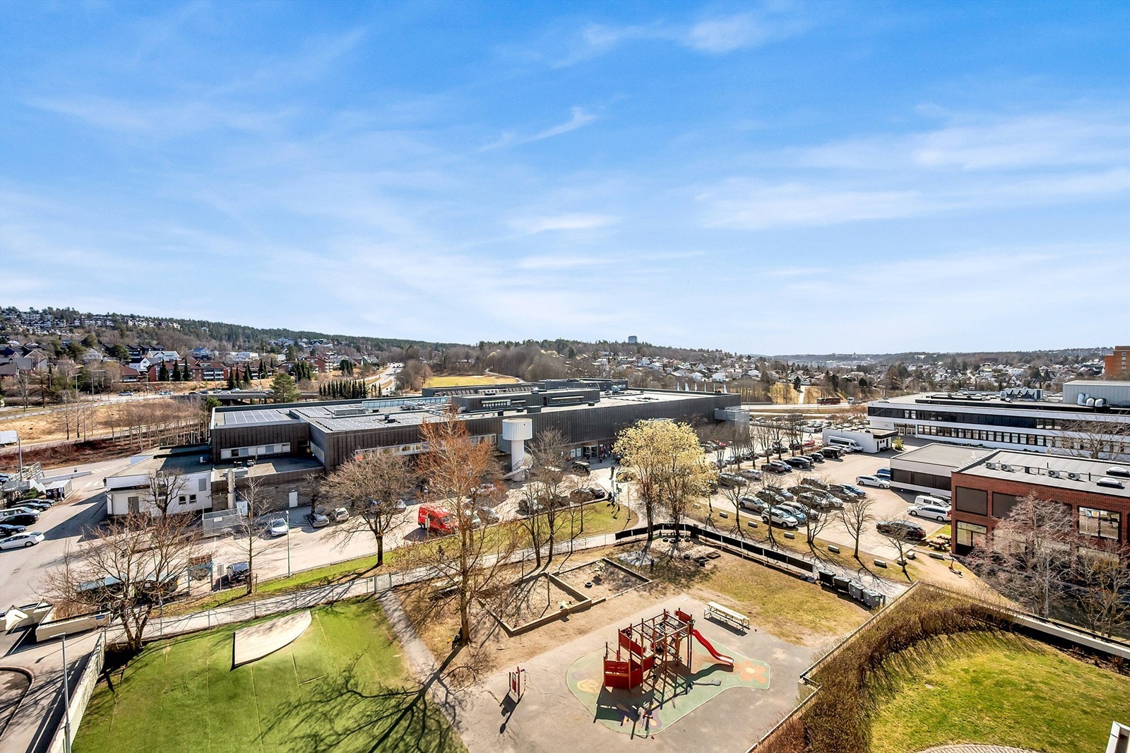 Leiligheten ligger fint til i 5. etasje og har flott utsikt mot Østmakra. Galleribilde