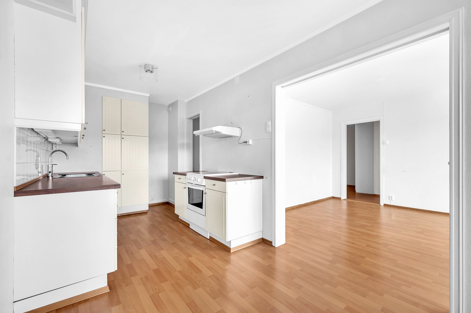 Det er rikelig med oppbevaringsplass i både skuffer og skap. Galleribilde