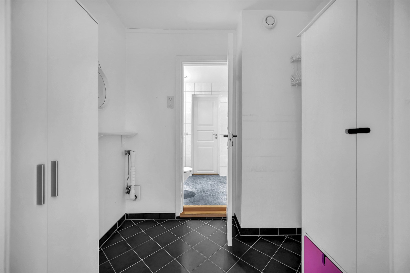 Fra kjøkkenet kommer du videre inn til et praktisk grovkjøkken/vaskerom med direkte adkomst til bad. Her er det også opplegg for vaskemaskin. Galleribilde