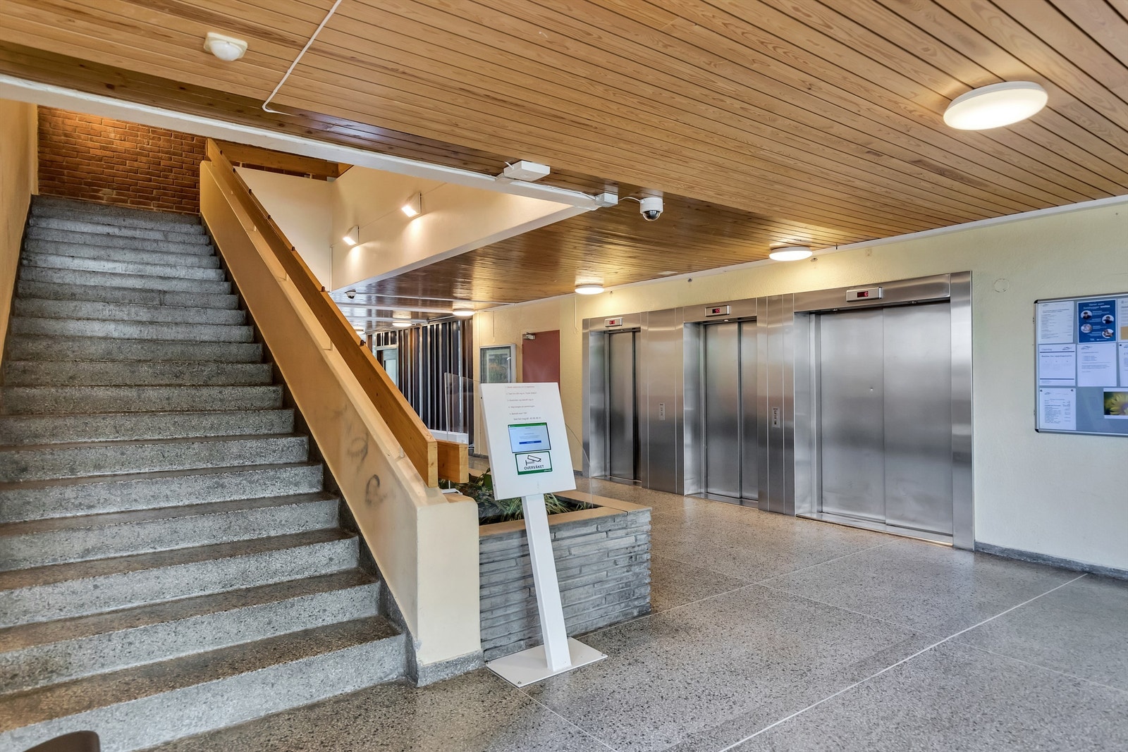 Heis opp til leiligheten. Ved inngangspartiet kan du registrere deg for gjesteparkering. Galleribilde