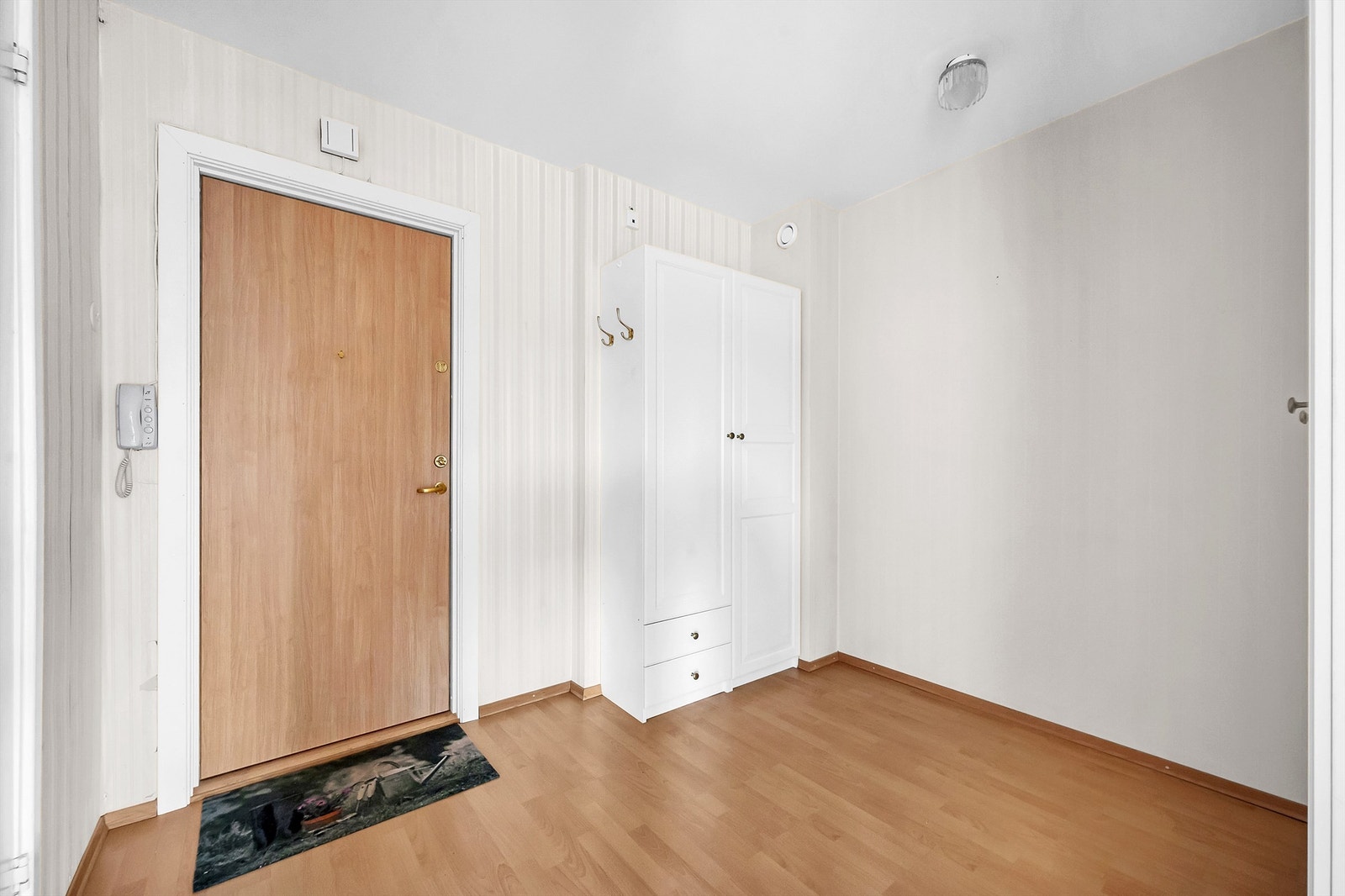 Velkommen inn! Her har du god plass til å henge fra deg yttertøy og sko. Galleribilde