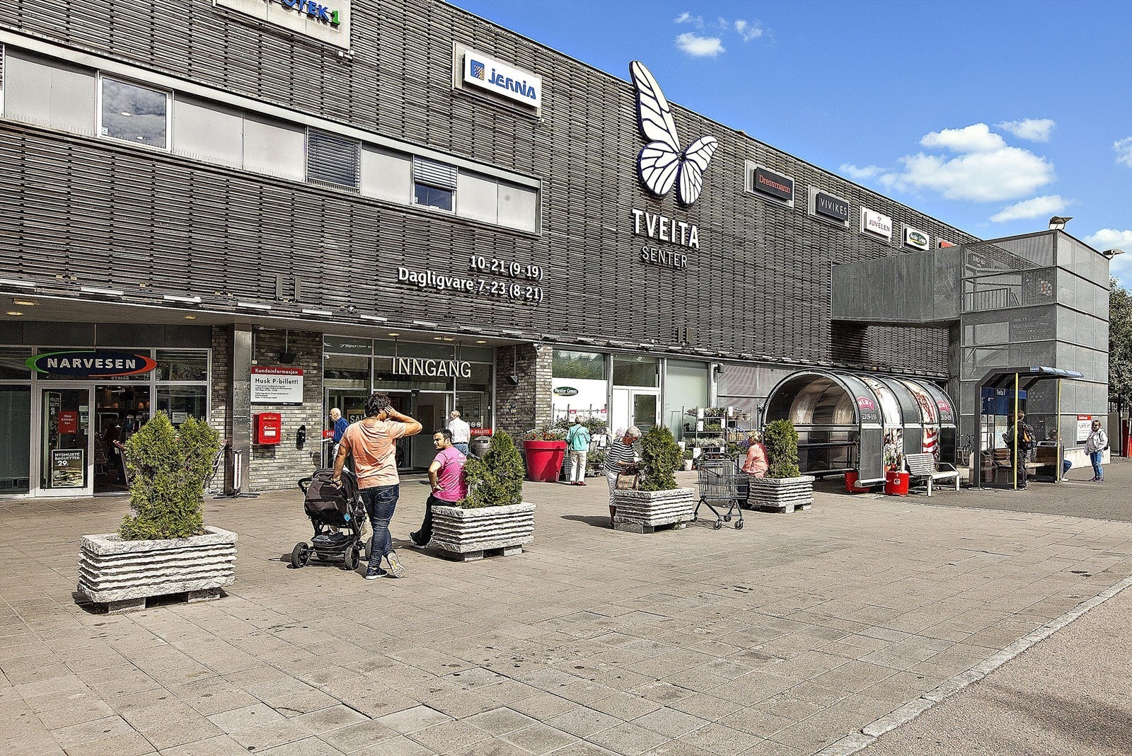 Det er også et godt utvalg av kjøpesentre i nærheten som Tveita senter, med over 70 butikker, spisesteder, Vinmonopol, apotek og en rekke helse- og servicefunksjoner, samt Haugerud senter. Alna Senter og Bryn Senter er en rask kjøretur unna. Galleribilde