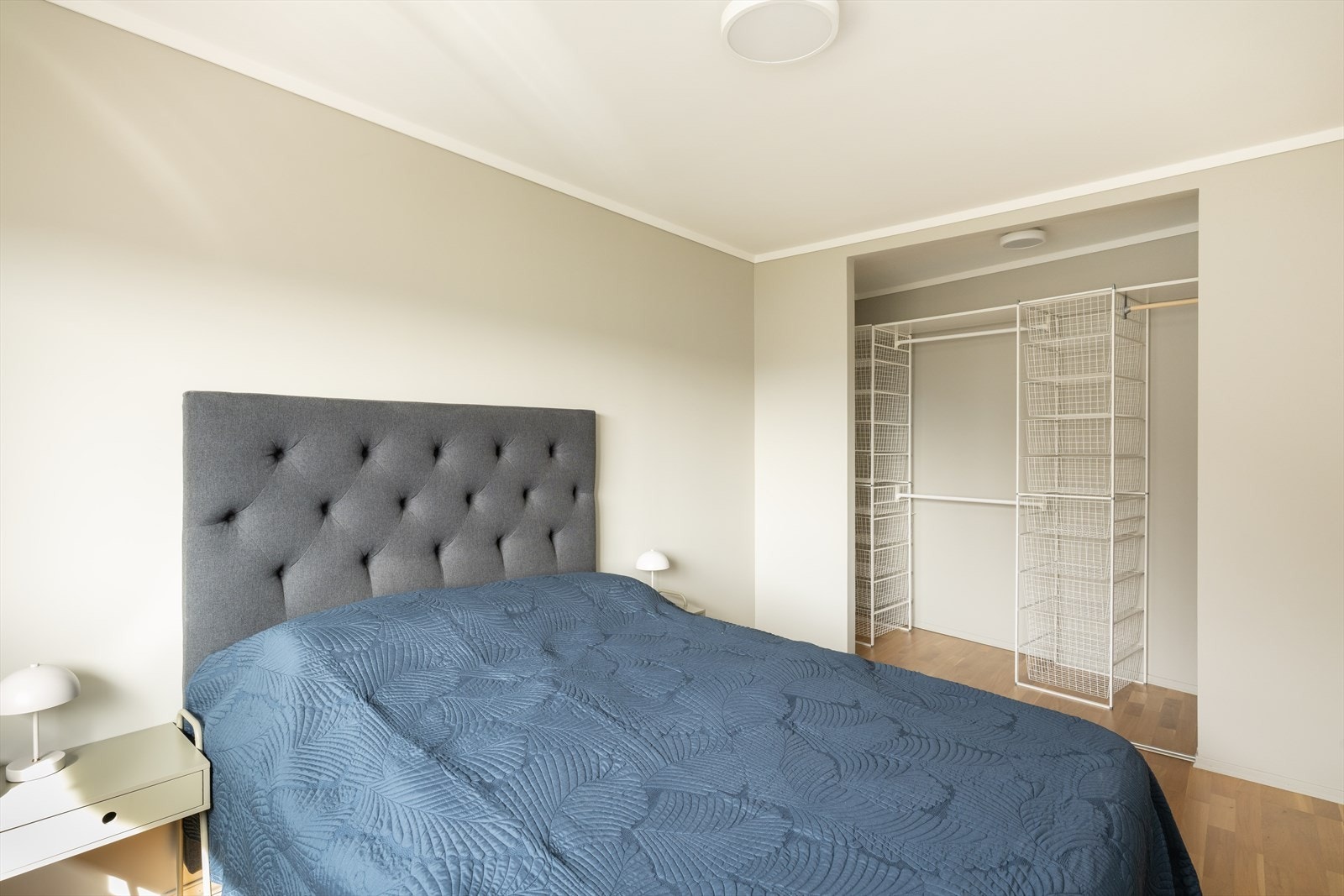 Hovedsoverommet har god plass til dobbeltseng, og adkomst til garderobe for klesbeholdningen. Galleribilde