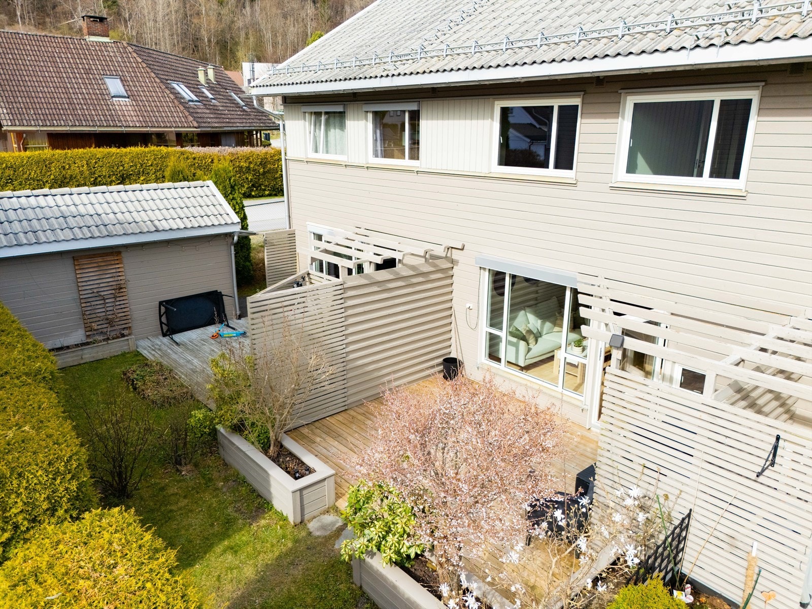 Nydelig, usjenert terrasse med god plass til utemøbler og grill. Galleribilde