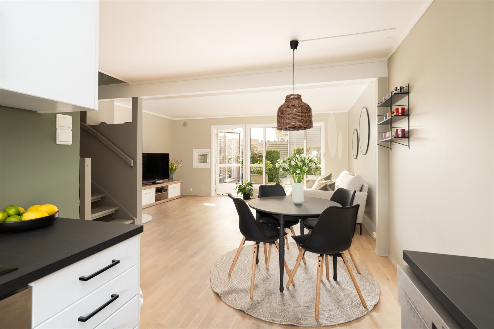 Lys og flott stue med plass til både sofagruppe og spisestue. Det er åpen løsning mot kjøkken. Galleribilde