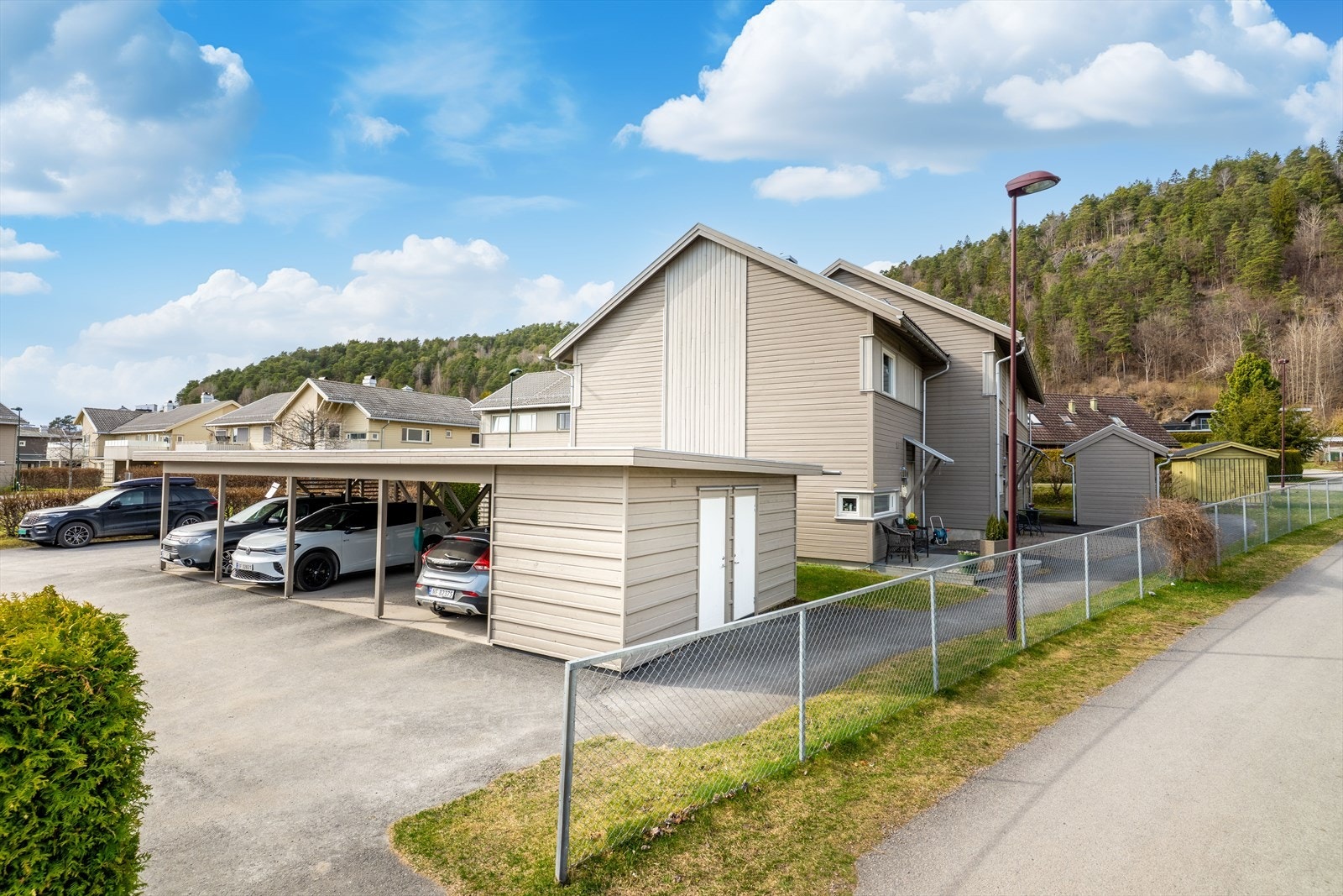 Boligen disponerer parkering i carport. Galleribilde