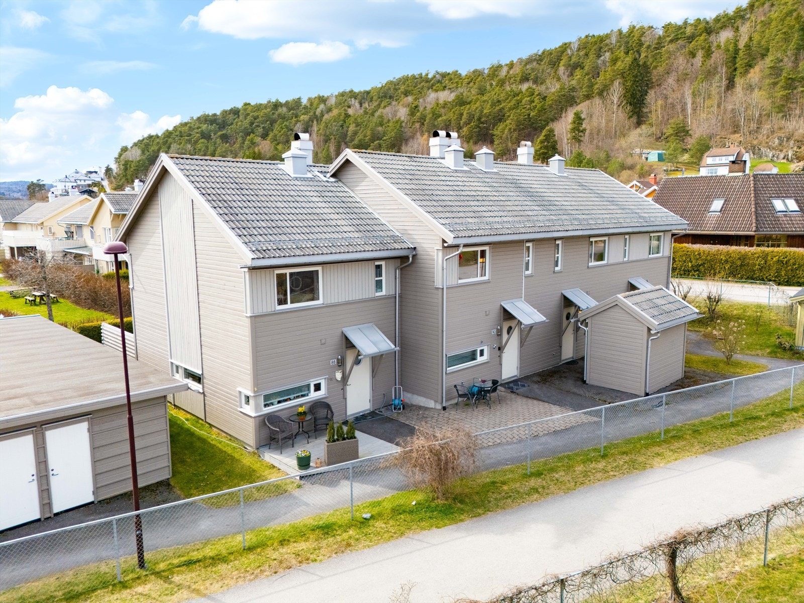 Tomten er opparbeidet med grøntarealer og asfalterte internveier. Det er også lekearealer for barna og sittebenker til felles bruk og hygge. Galleribilde