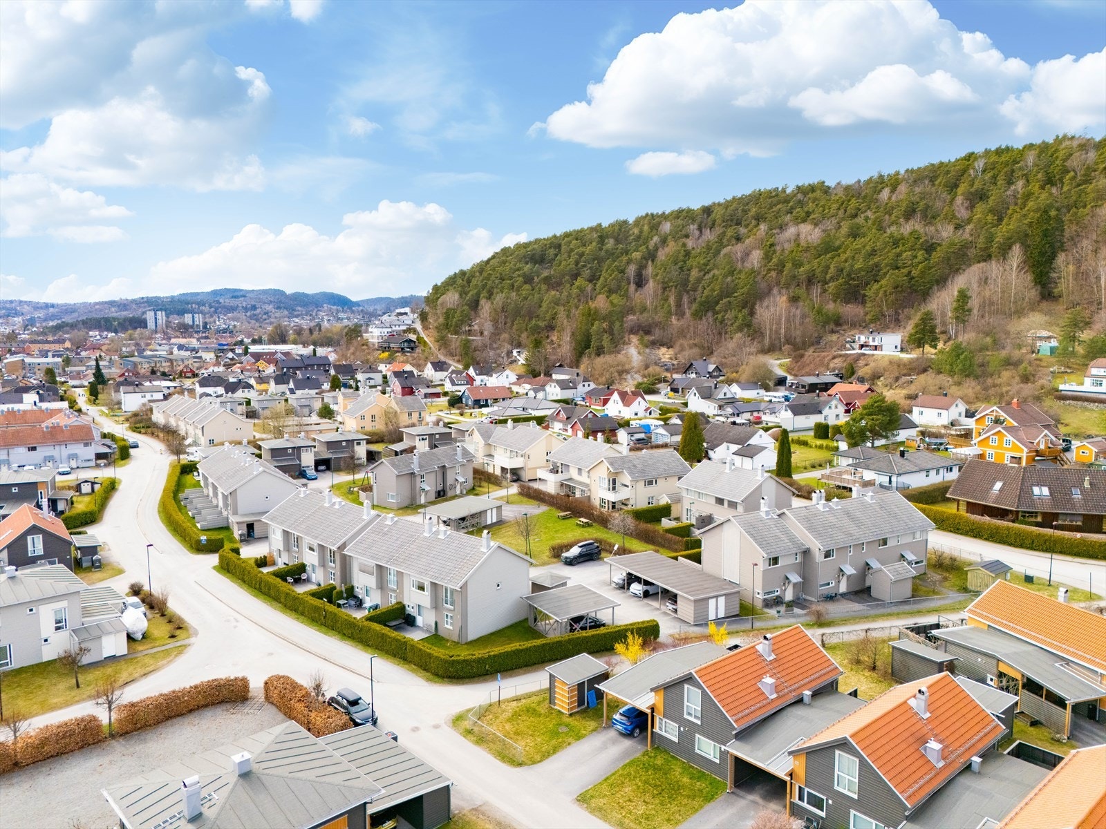 Gangavstand til både barnehage og barne- og ungdomsskole, samt til Porsgrunn videregående og Universitetet i Sørøst-Norge på Kjølnes området. Galleribilde