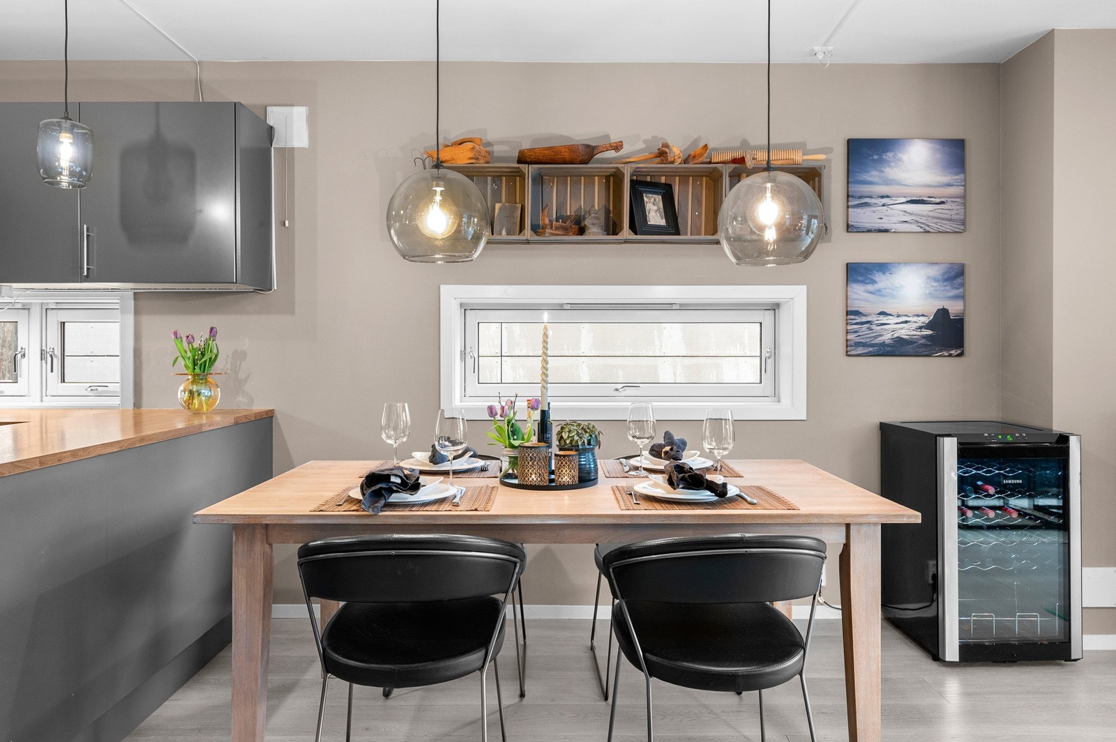 Boligen er malt i flotte fargetoner på slette vegger Galleribilde