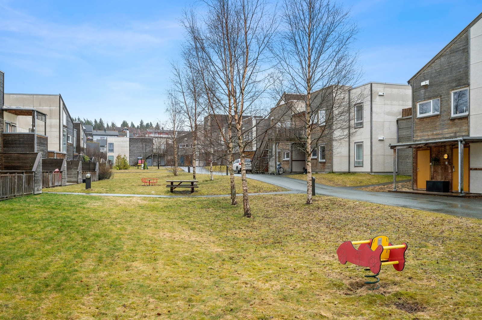 Borettslaget har opparbeidet flotte grøntområder. Svært barnevennlig beliggenhet rett ved barnehage, barneskole og kunstgressbare Galleribilde