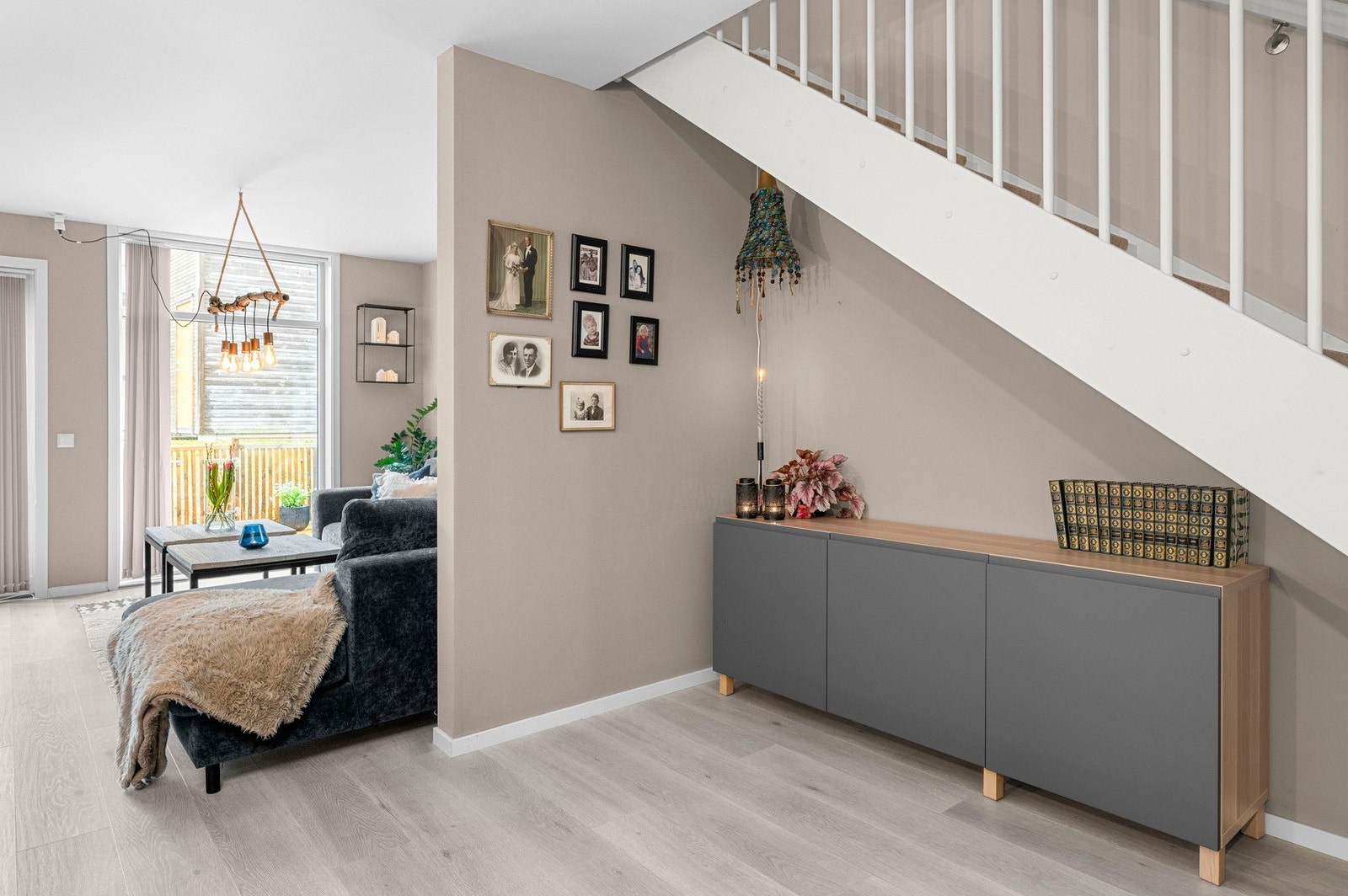 Under trappa har man plass til oppbevaring eller en kontorplass. Galleribilde