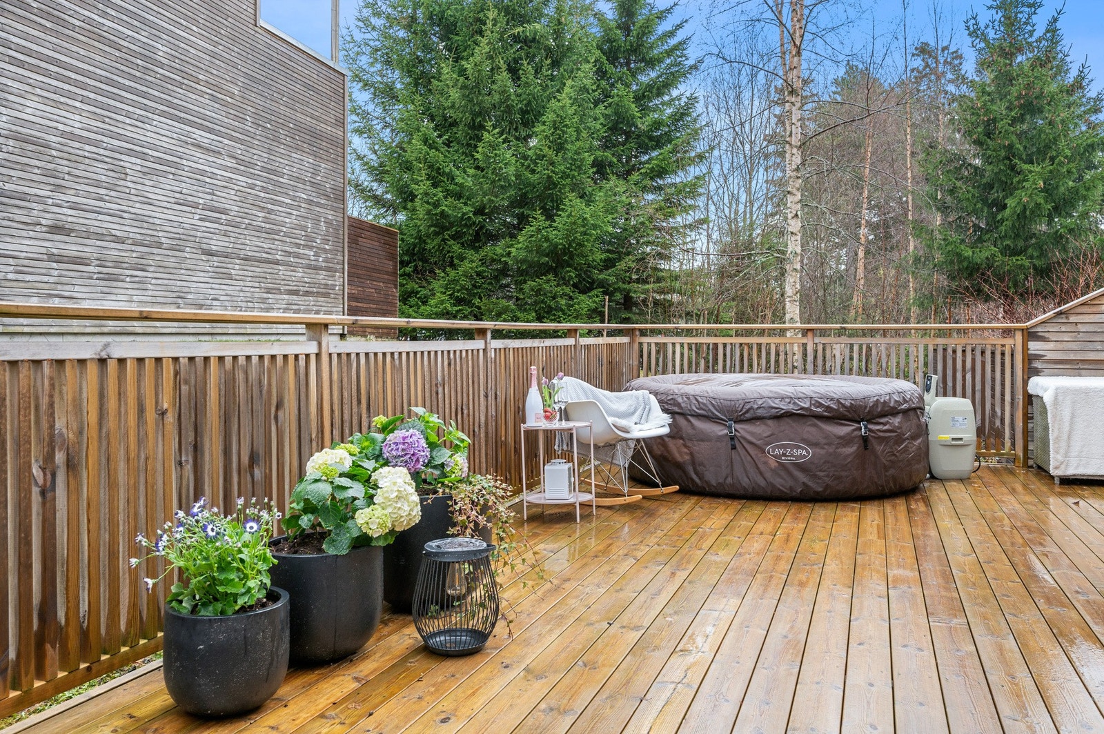 Her har man plass til alt man ønsker av utemøblement Galleribilde