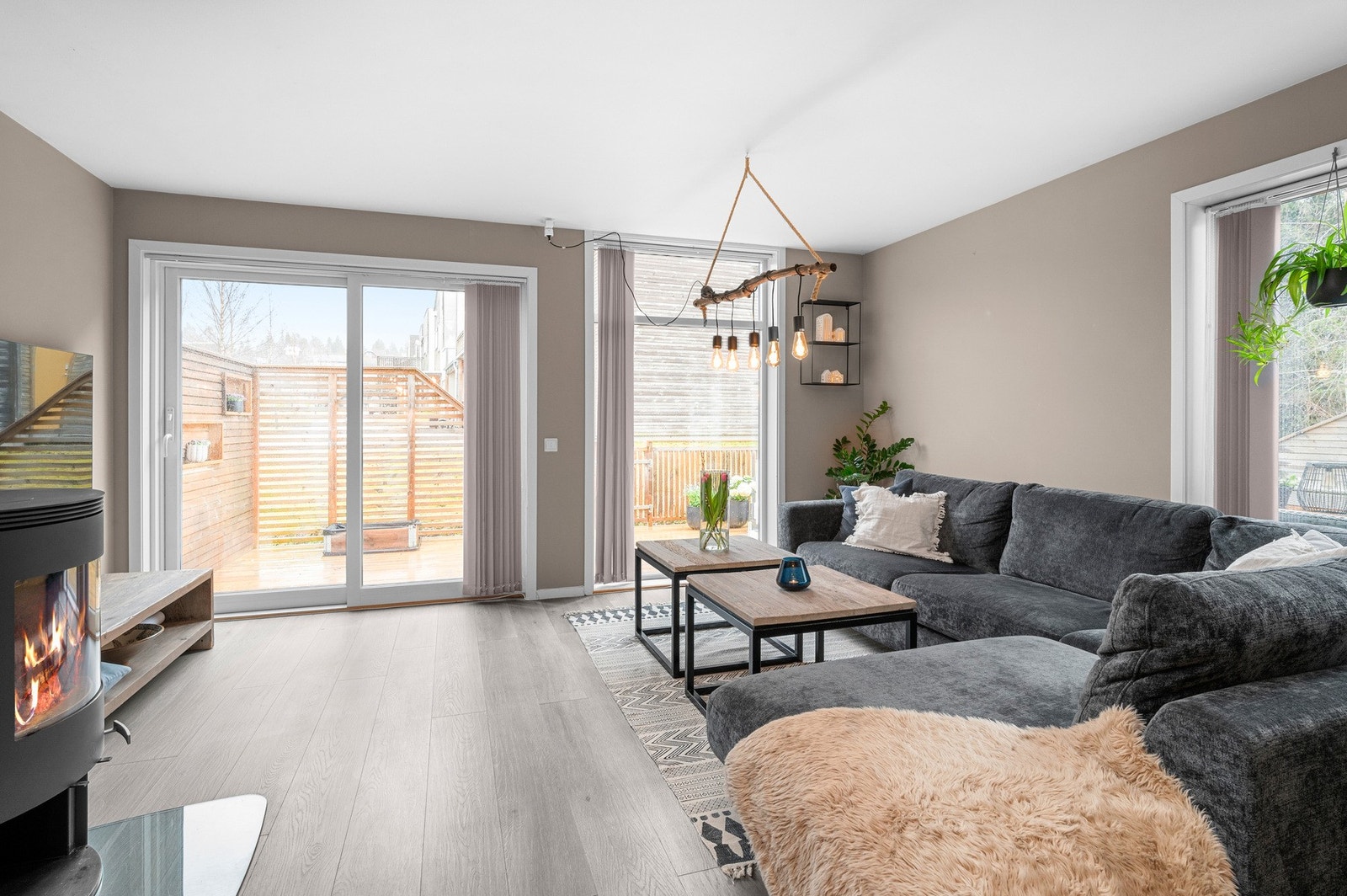 Stuen fremstår svært lys med store vindusflater. Galleribilde