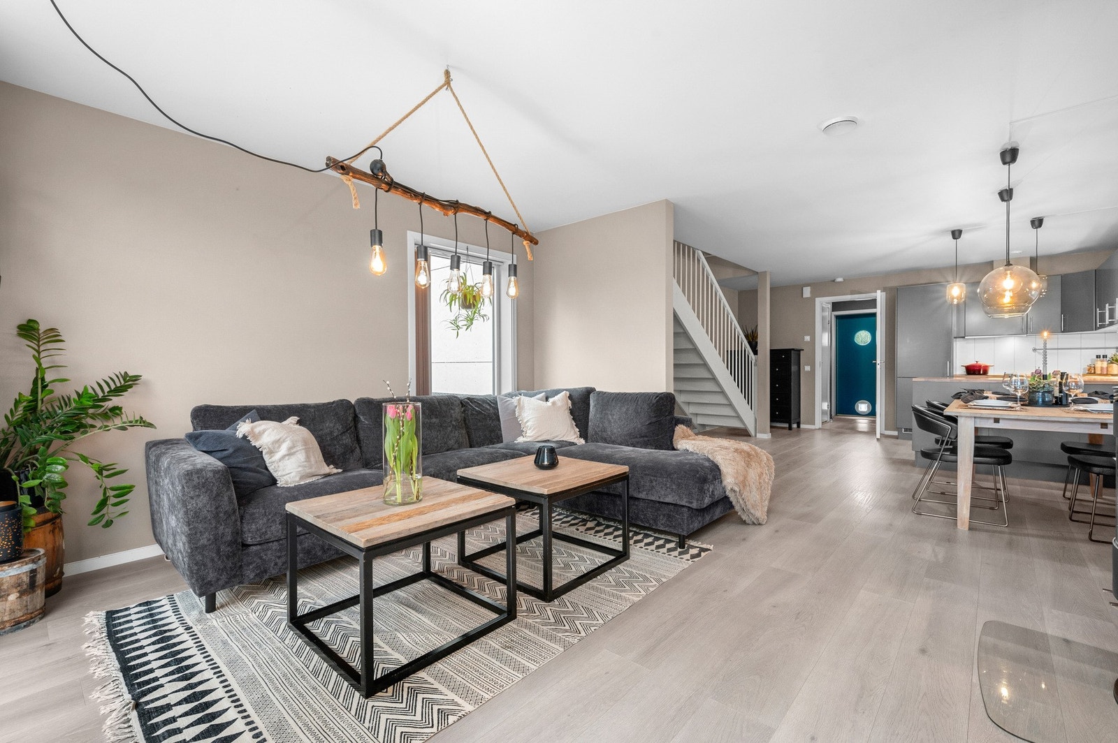 Åpen stue/kjøkken løsning med god plass til både sofagruppe og spisegruppe. Galleribilde