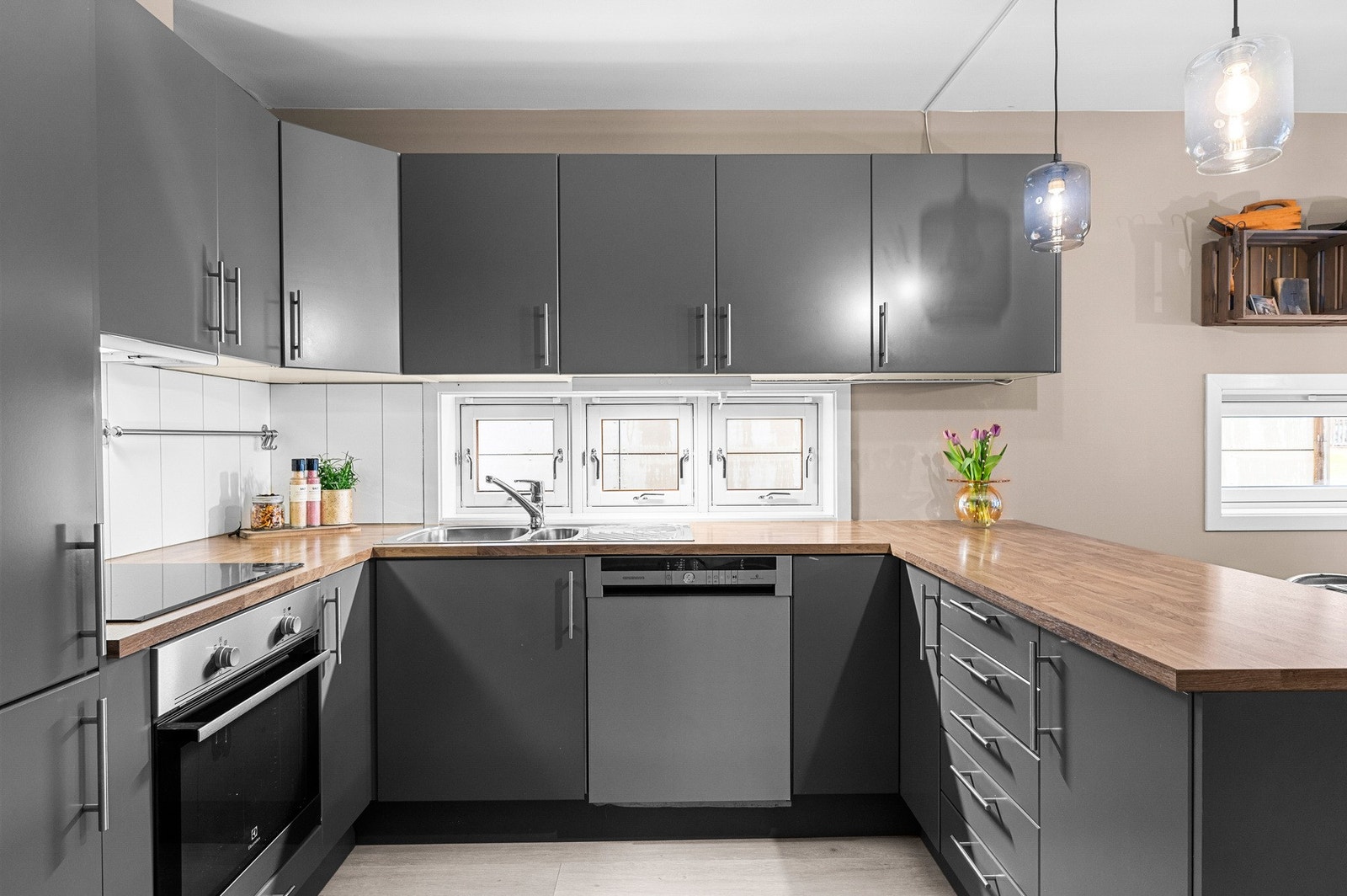 Lekkert kjøkken med mye lagringsplass- og benkeplass. Integrerte hvitevarer Galleribilde