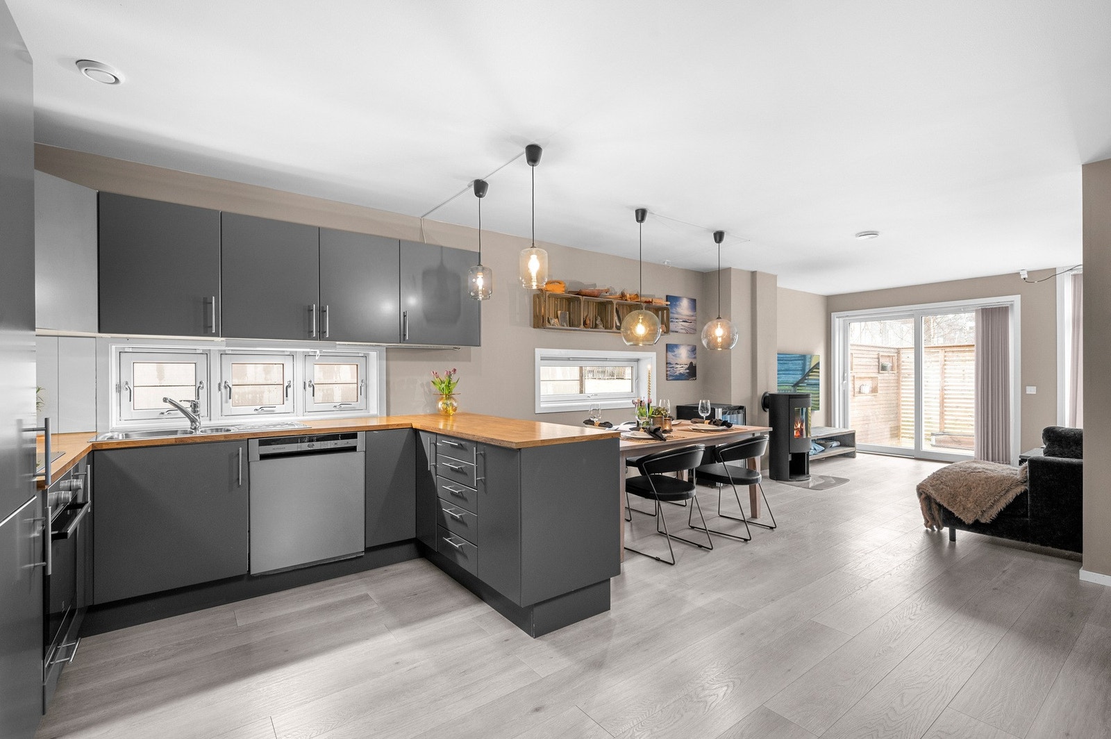 En flott tomannsbolig med praktisk planløsning og stor terrasse Galleribilde