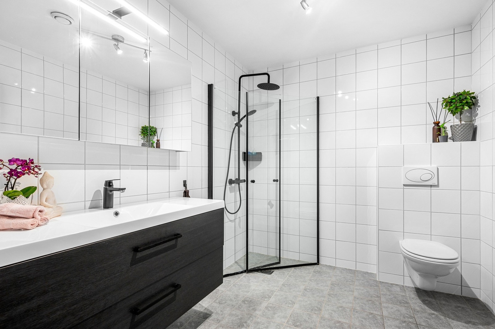 Flott bad med baderomsinnredning fra 2023. Galleribilde