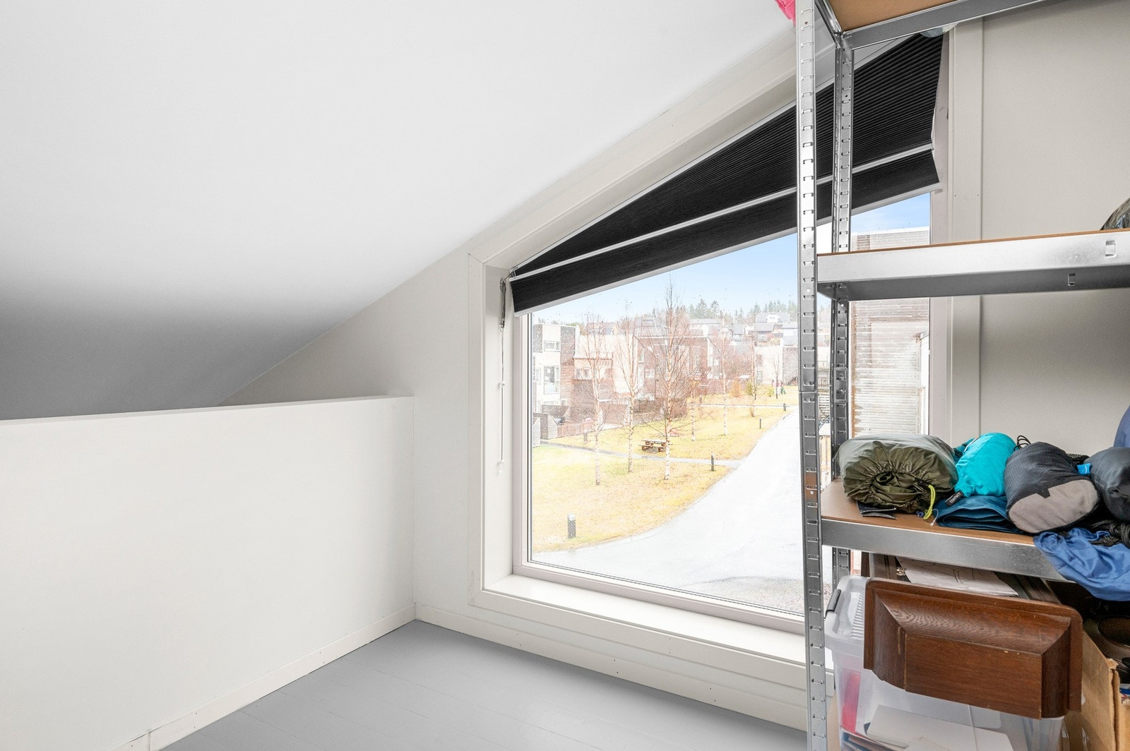 Praktisk hems med plass til div oppbevaring. Galleribilde