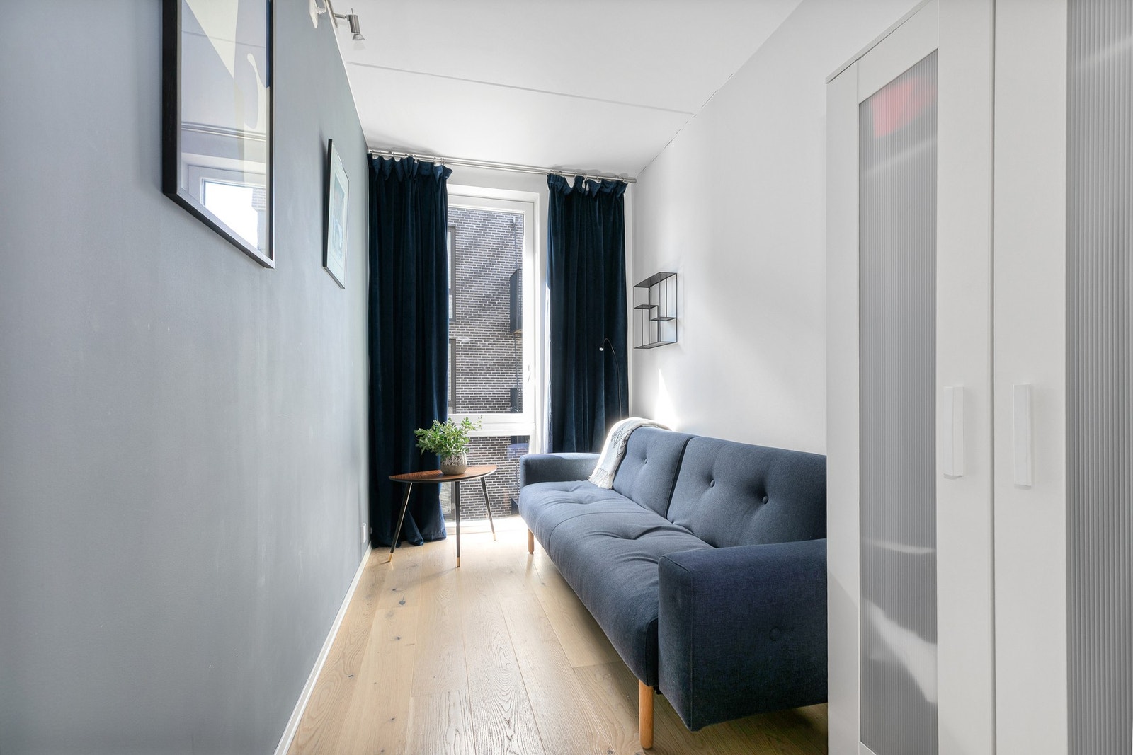 Soverom 3 med inngang fra kjøkken/stue er innredet med sofa og et frittstående garderobeskap. Galleribilde