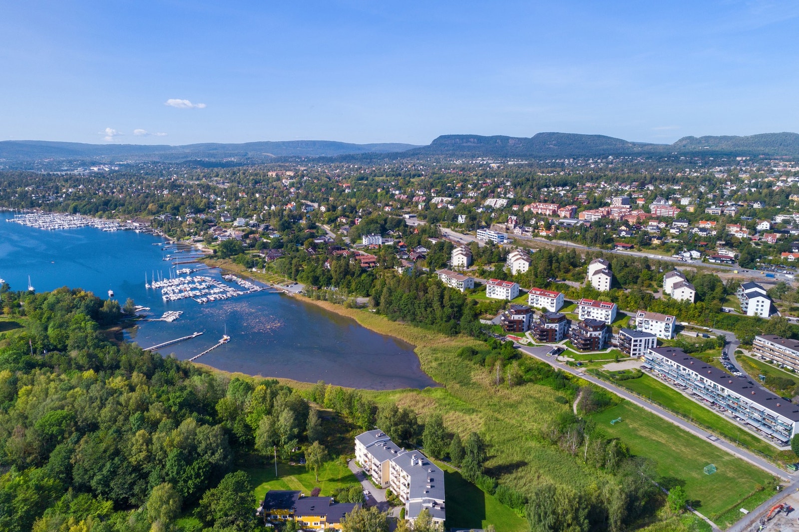 Det er enkel tilgang til båthavner og fjordmiljø ved Holtekilen. Galleribilde