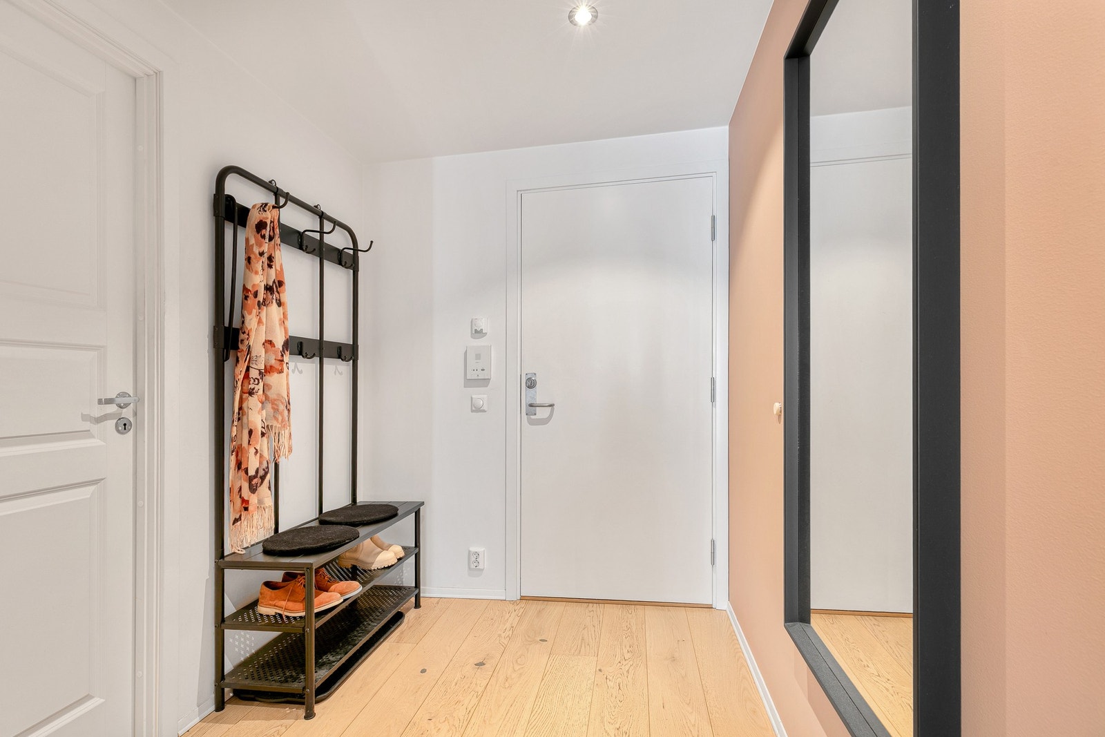 Entré har adkomst til en praktisk innvendig bod med god oppbevaringsplass. Galleribilde