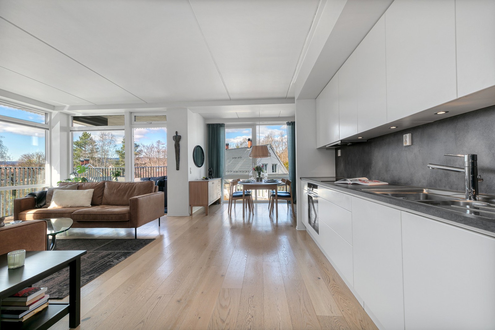 Leiligheten har en meget god planløsning, med stue og kjøkken med spiseplass i åpen løsning. Galleribilde
