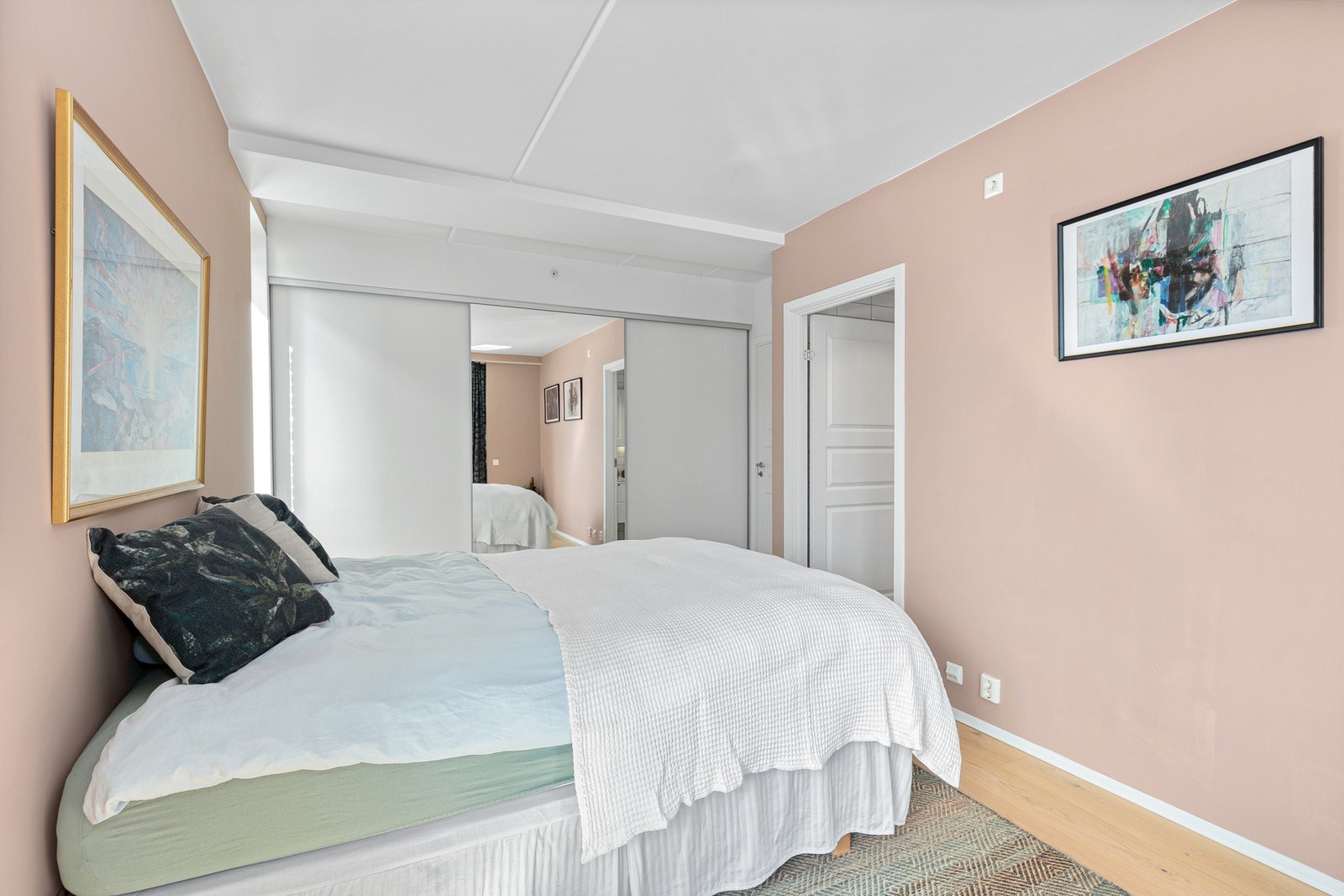 Hovedsoverom innredet med en stor skyvedørsgarderobe har god plass til en dobbeltseng av god størrelse. Galleribilde