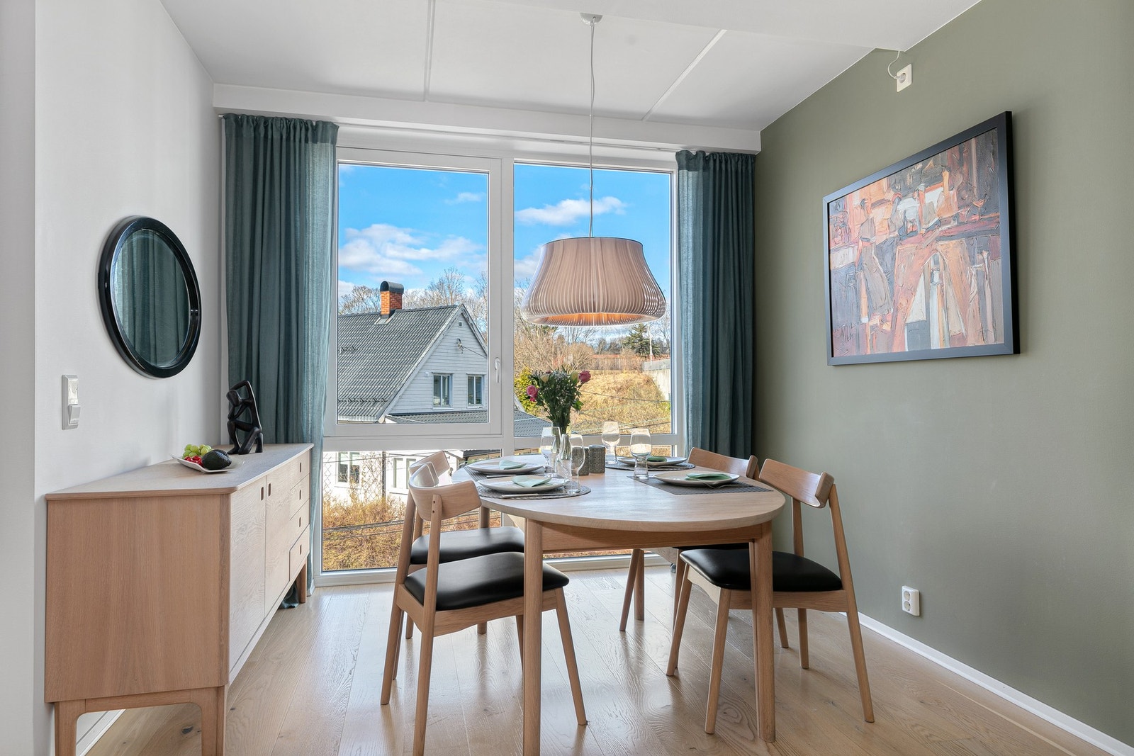 Spisestue med plass for måltider med familie og venner. Galleribilde