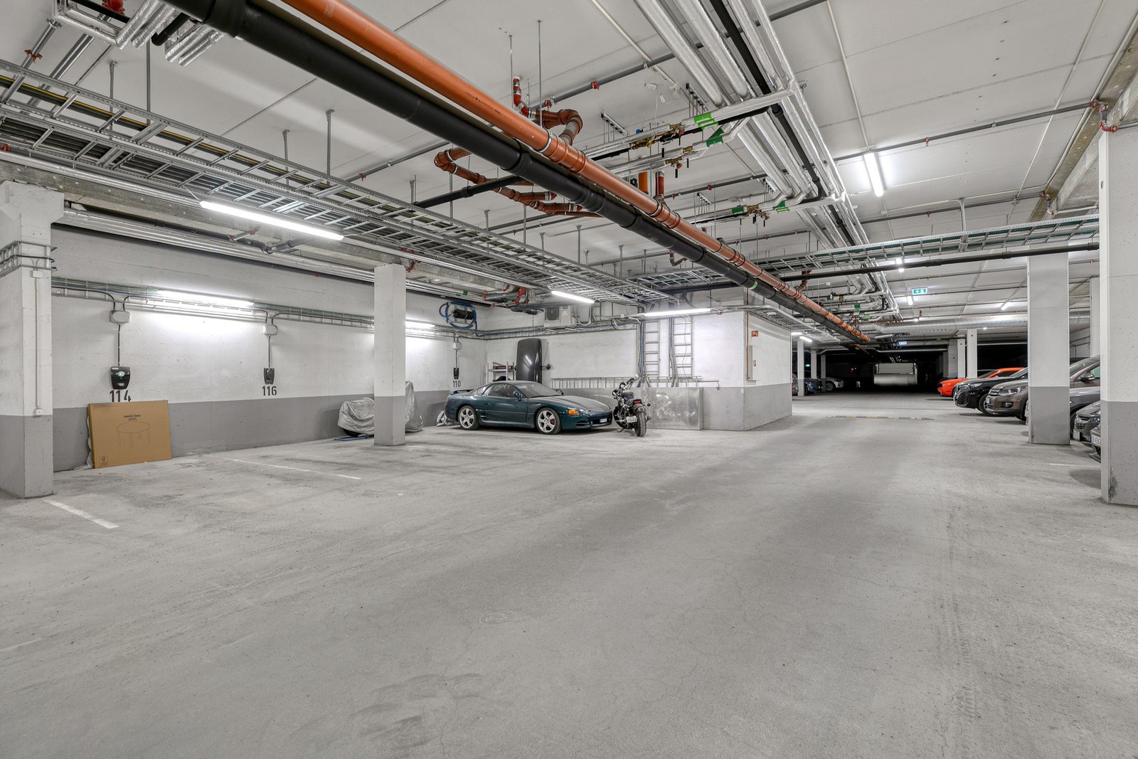 Med boligen følger 1 garasjeplass i felles anlegg, med elbil lader. Det er tilgang til gjesteparkering i sameiet. Det er heis fra garasjeanlegg til leilighetsplan. Galleribilde