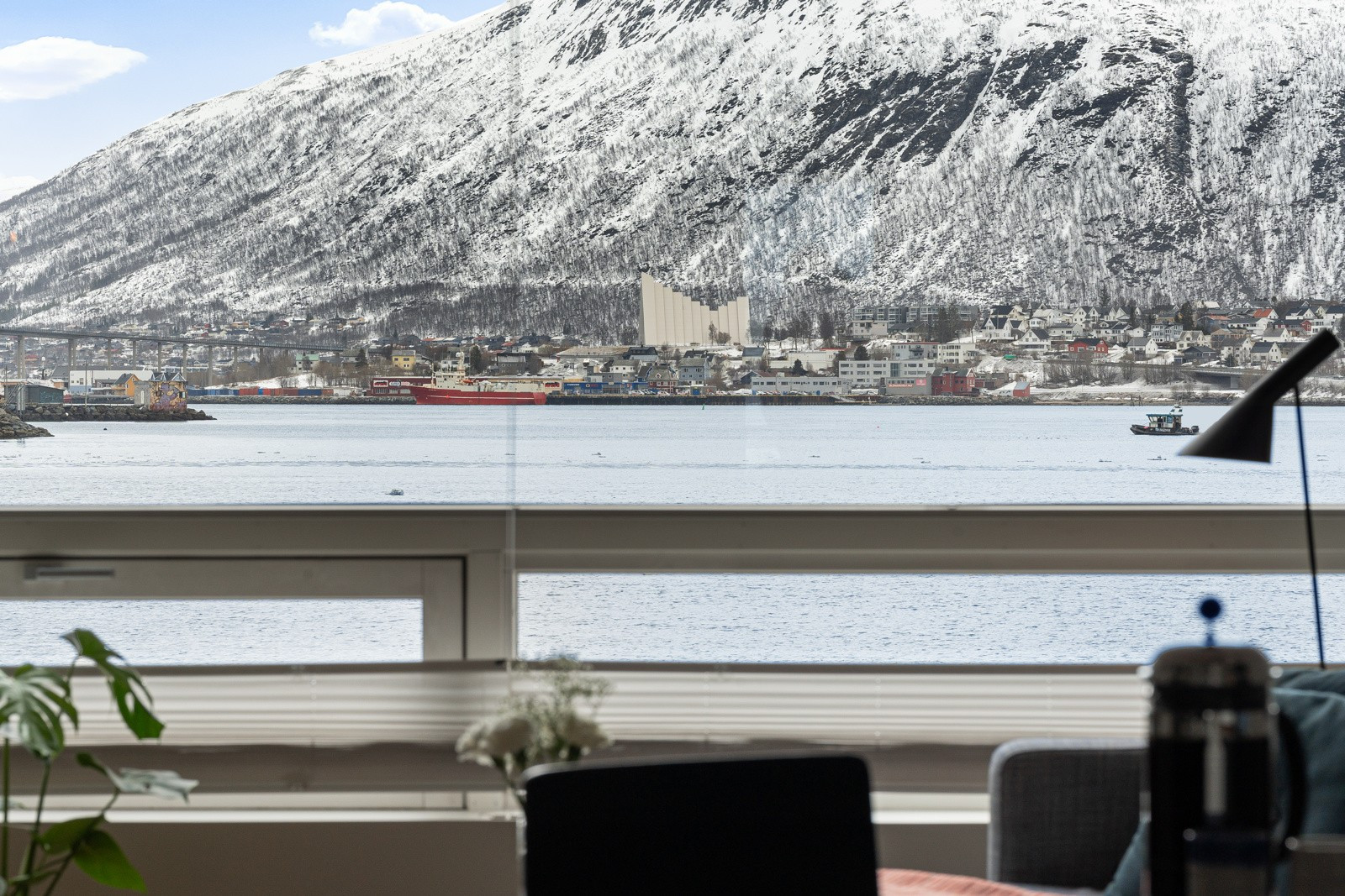Flott utsikt mot Ishavskatedralen, Tromsdalen og Fjellheisen!