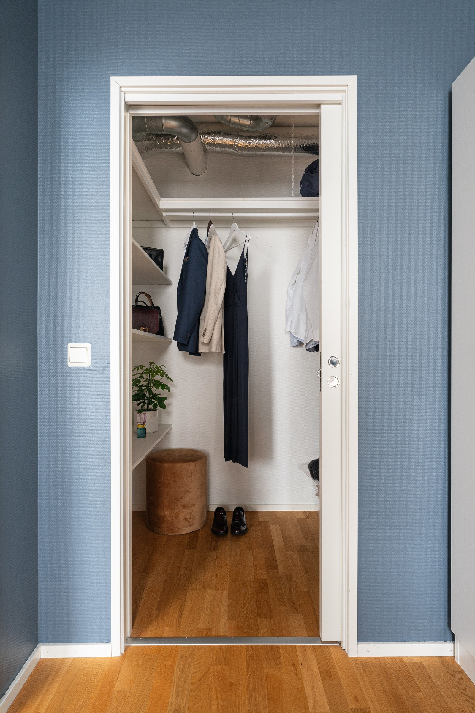 I tilknytning til soverommet er det også en praktisk walk-in-garderobe
