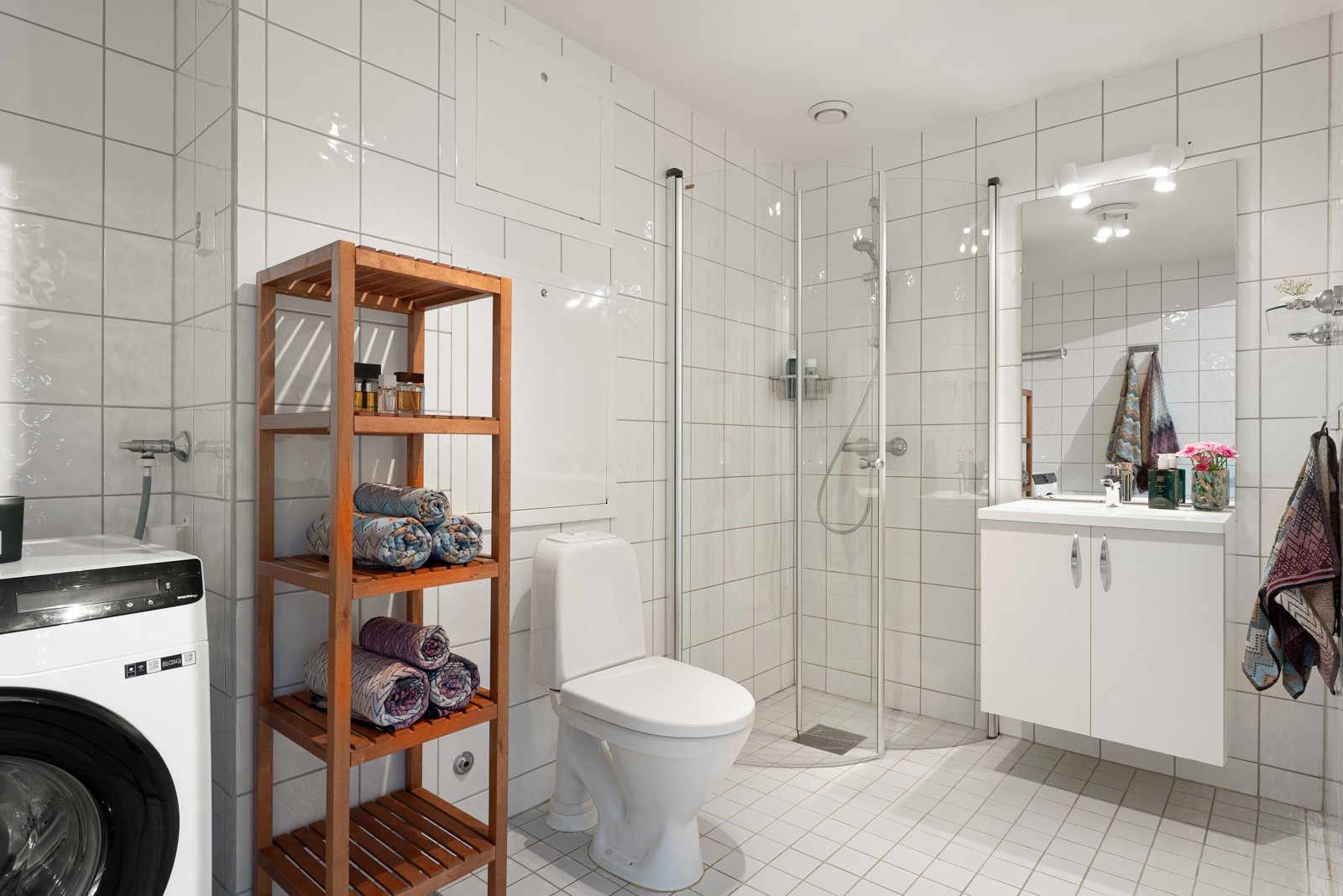 Flislagt bad med plass for vaskemaskin!
