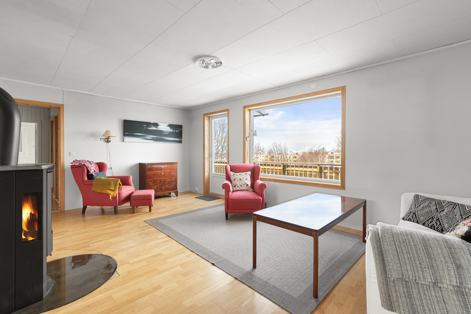 Velkommen inn! Romslig stue med gode møbleringsmuligheter.