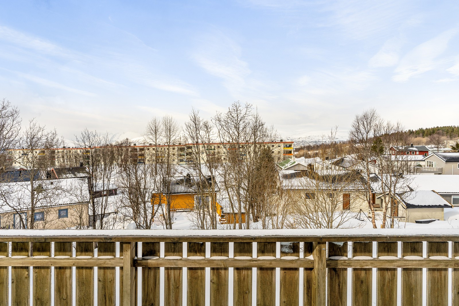 Verandaen byr på gode solforhold og god plass til utemøblement.