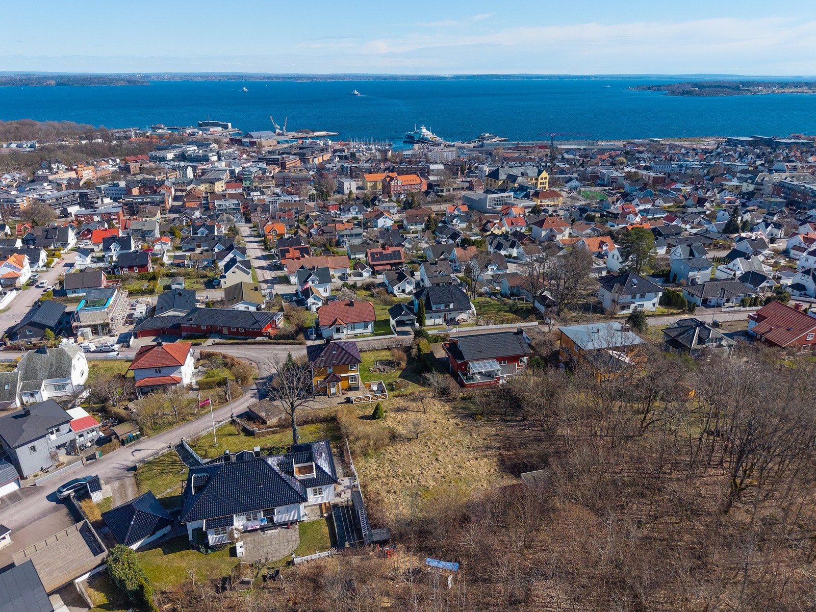 Dette bildet er tatt i bakkant - det er tinglyst avtale om høydebegrensning på det gule huset foran tomten Galleribilde