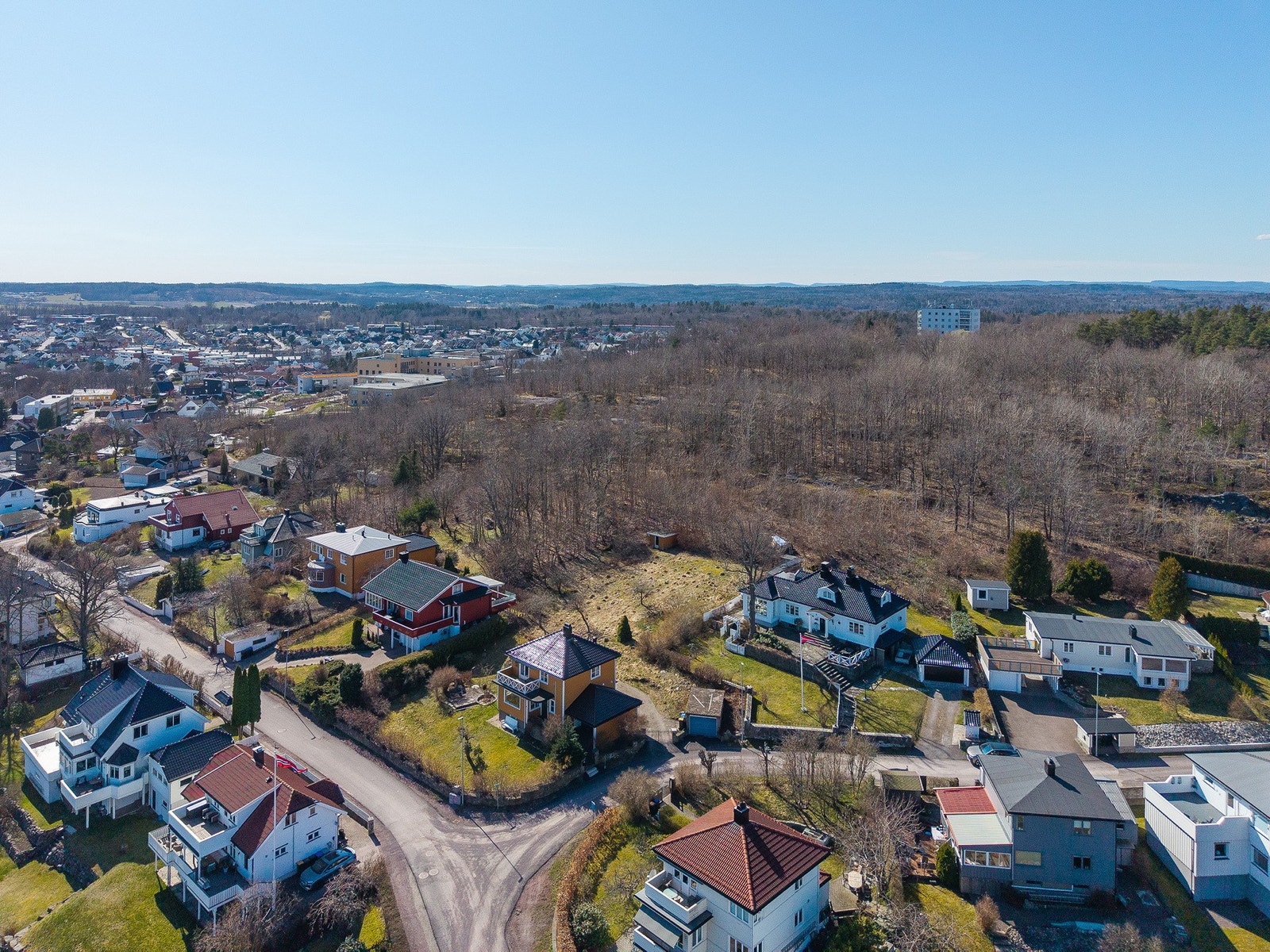 Tomten ligger i andre rekke i Otto Engersgate med innkjøring fra Seljestien Galleribilde
