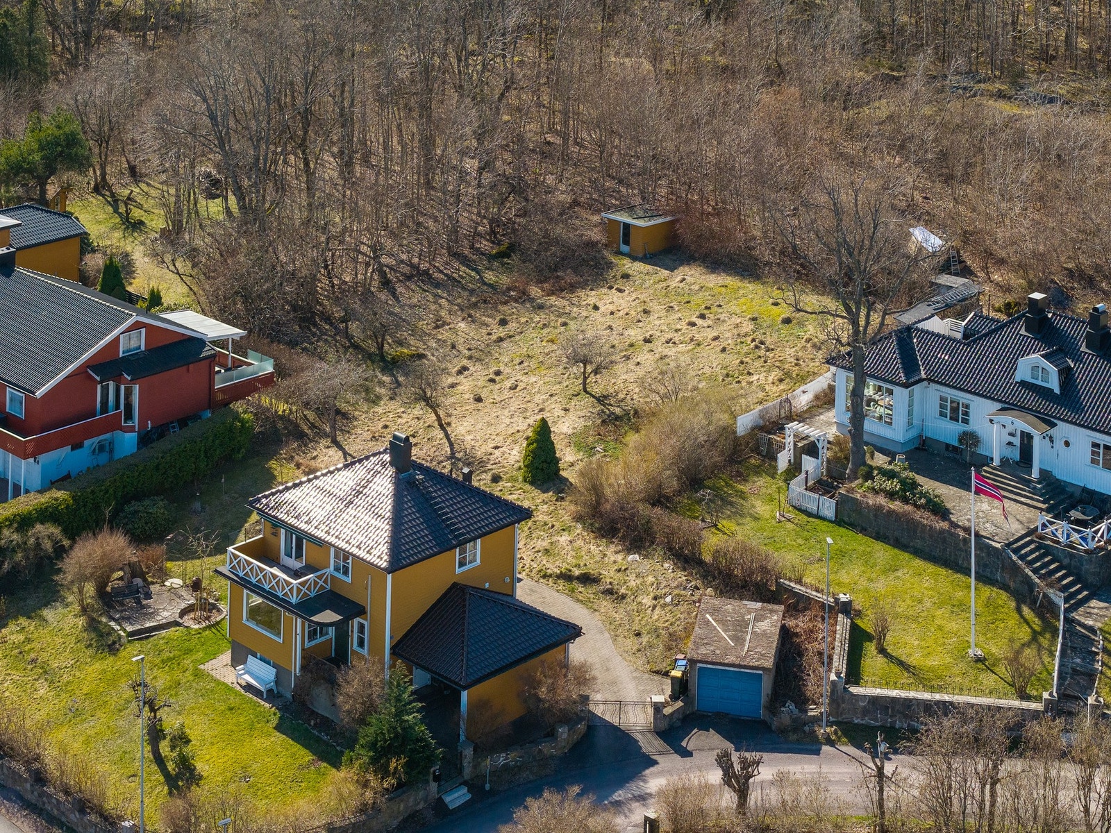 Her ser vi et dronebilde av tomten og planlagt adkomstvei Galleribilde