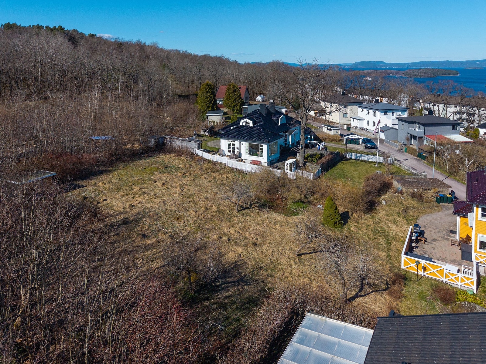 Tomten grenser inn mot friområdene i Åsen. Galleribilde