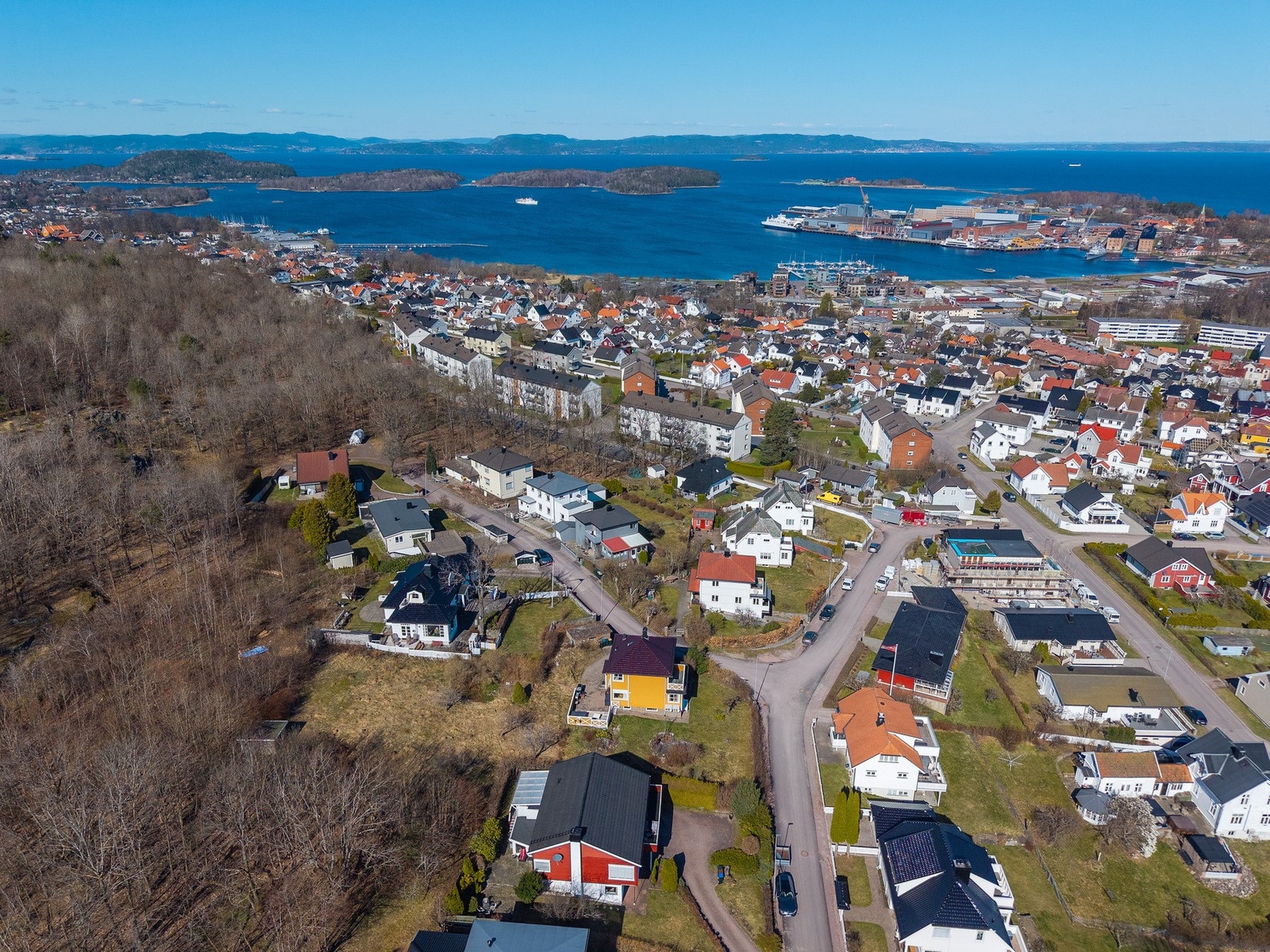 Dronebilde med Åsen terrasse midt i bildet og Kongeskipet på vei mot Horten Galleribilde