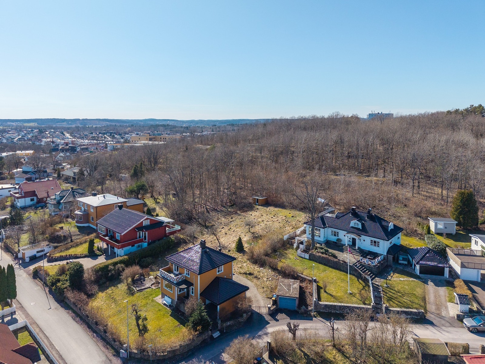Her ser vi et dronebilde av tomten - den gule boden øverst til høyre ligger på øvre tomtegrense Galleribilde
