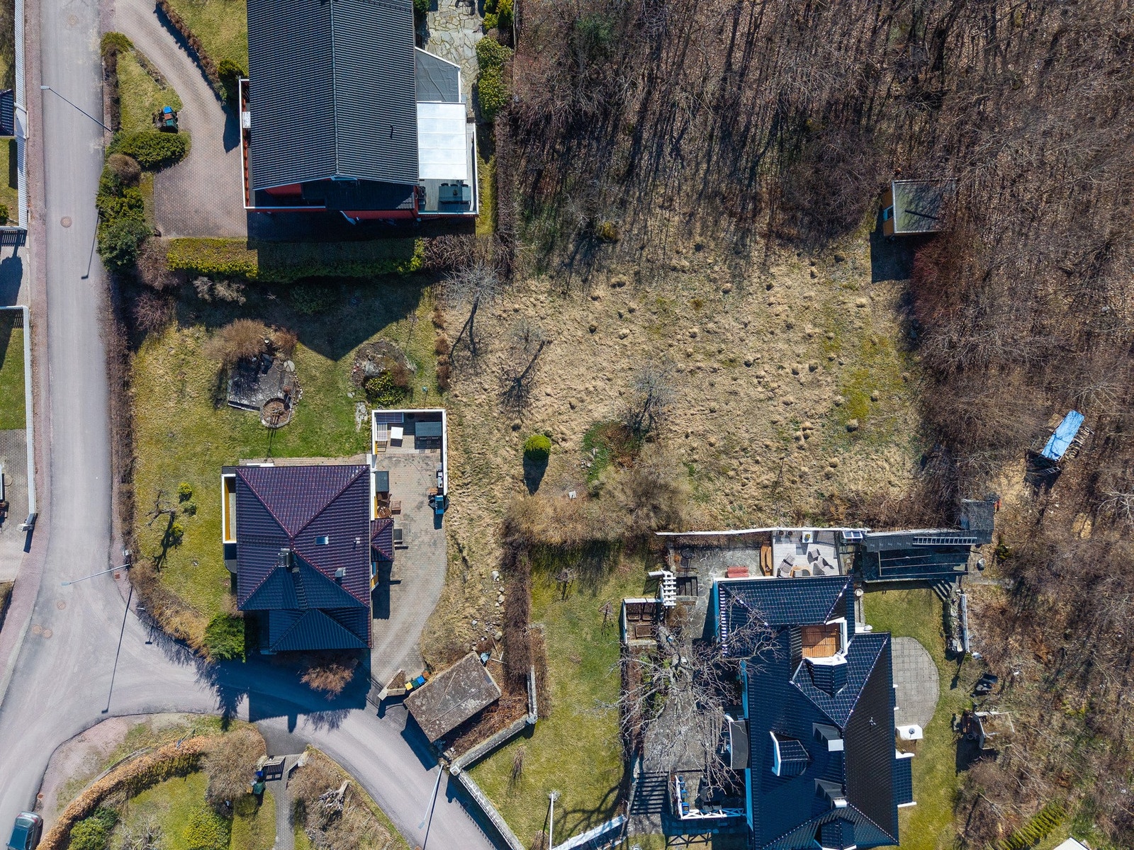 God plass for en enebolig med garasje i underetasjen Galleribilde