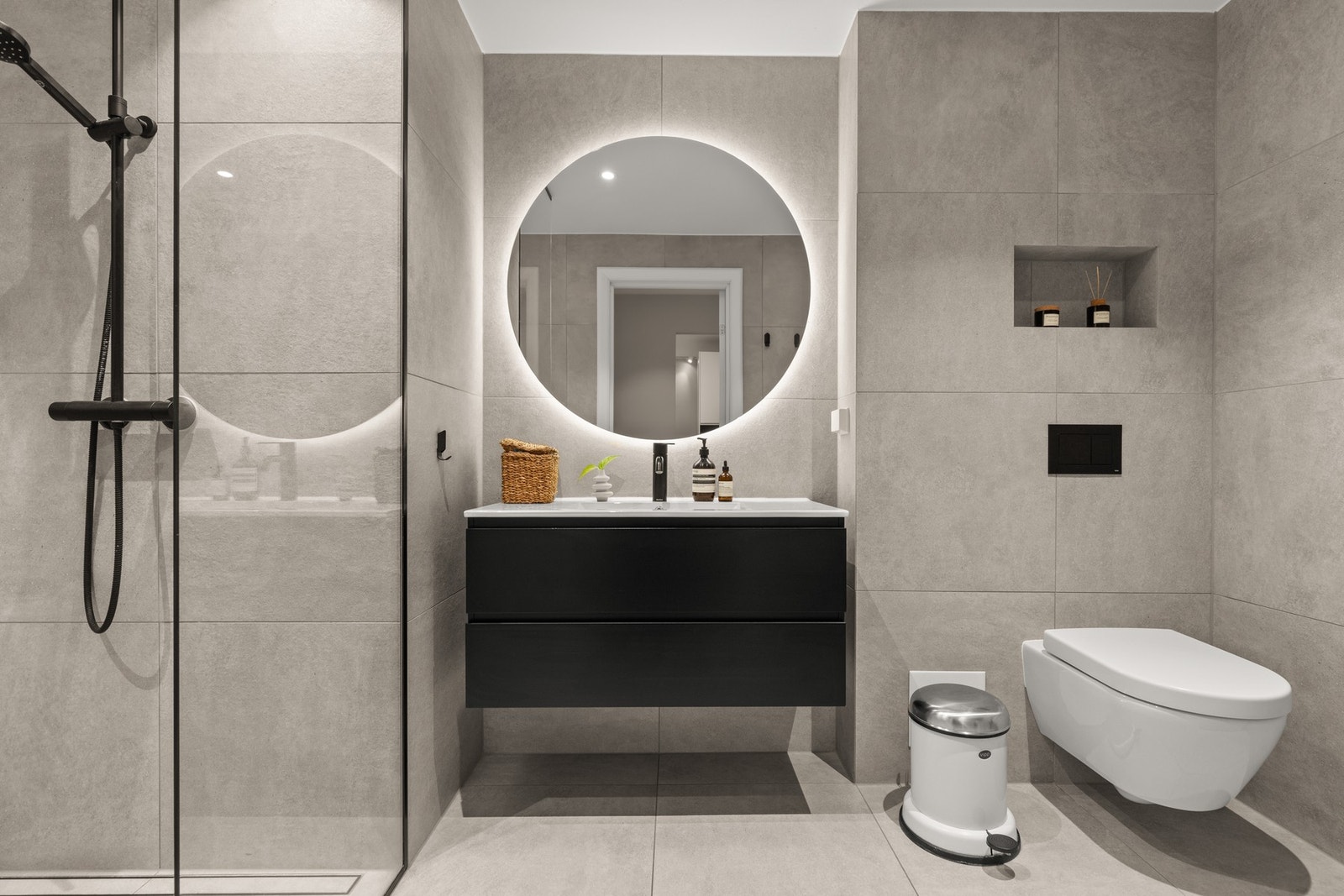 Rålekkert baderom fra 2020, med tidsriktige fargevalg på fliser og innredninger. Galleribilde