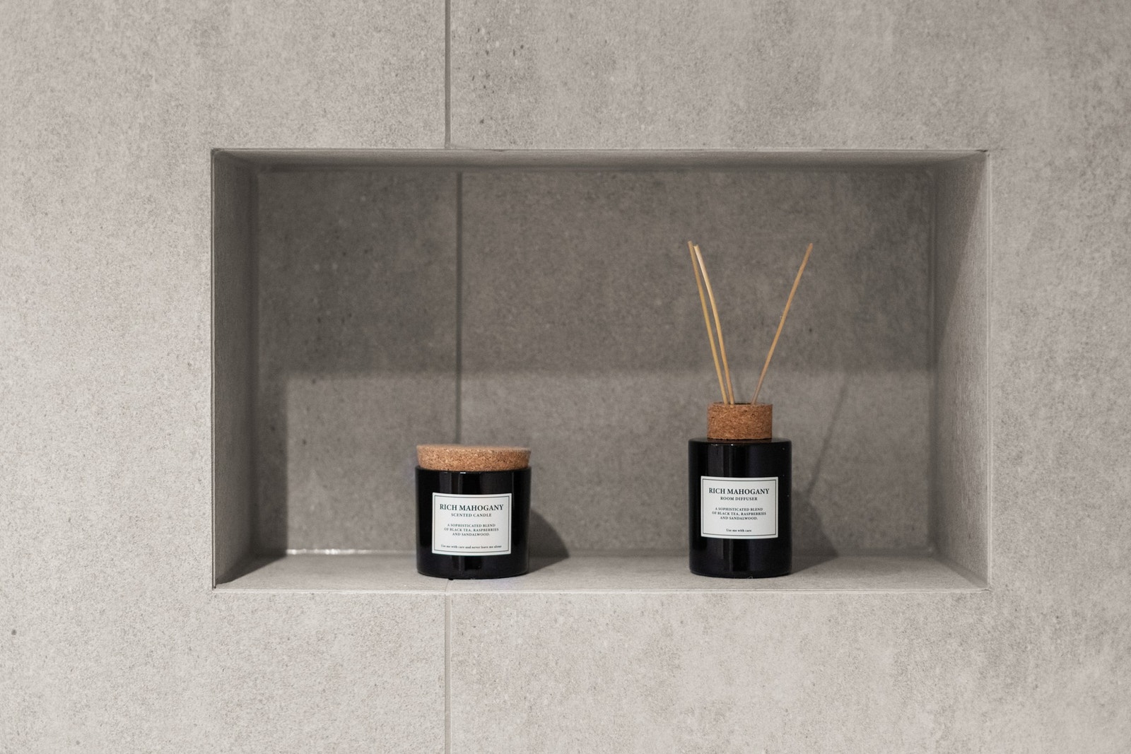 Flere smarte nisjer innfelt i veggen på badet. Galleribilde